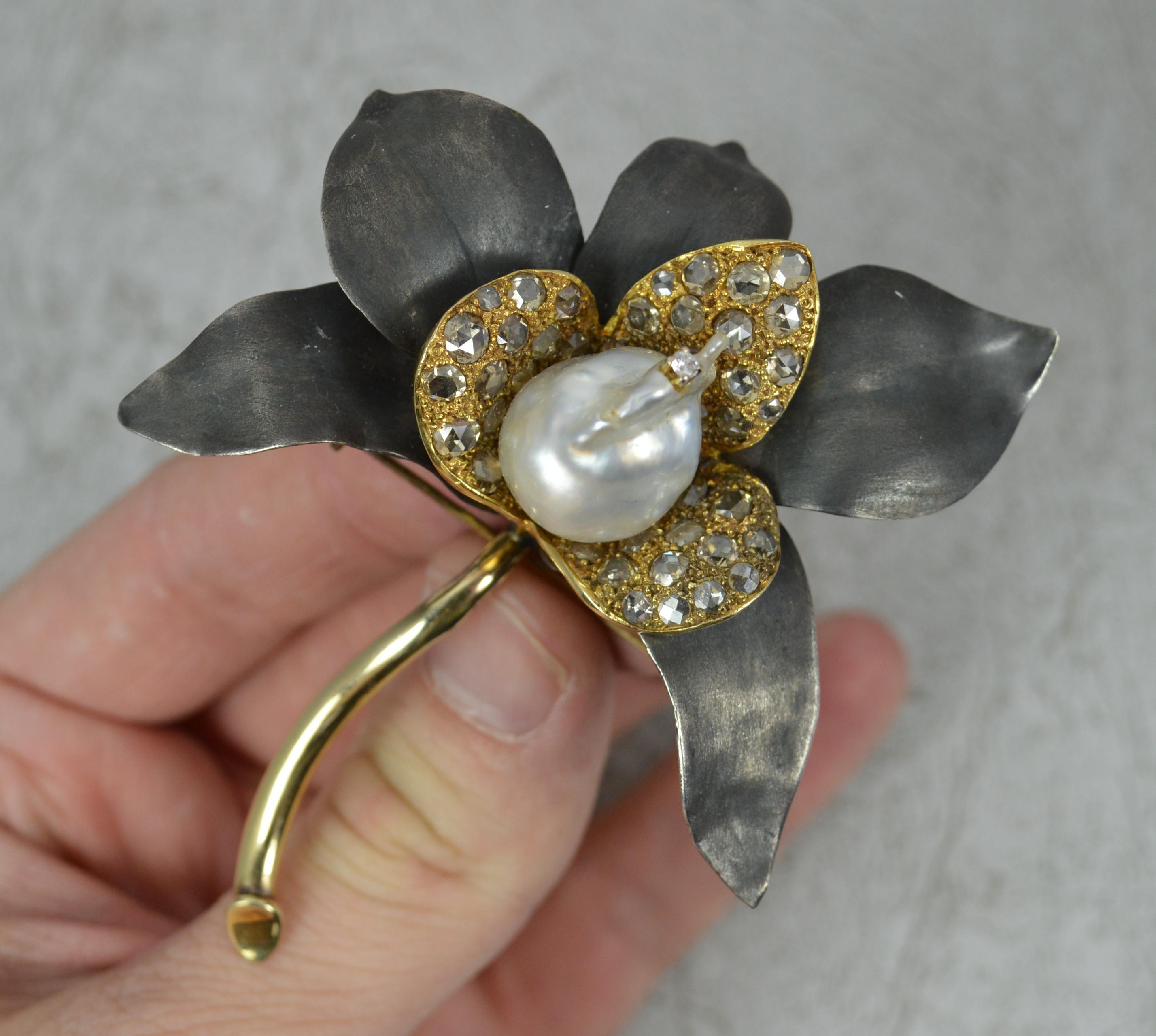 A superb flower shaped brooch.
Solid 14 carat yellow gold stem and oxidised silver petals.
Large free form pearl to centre with three petals set with a total of 42 natural diamonds. A spread of over 2.40 carats.
Circa 1920.
En tremblant