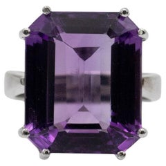 Impressionnante bague en or blanc 14k avec une améthyste de 15,5 ct.