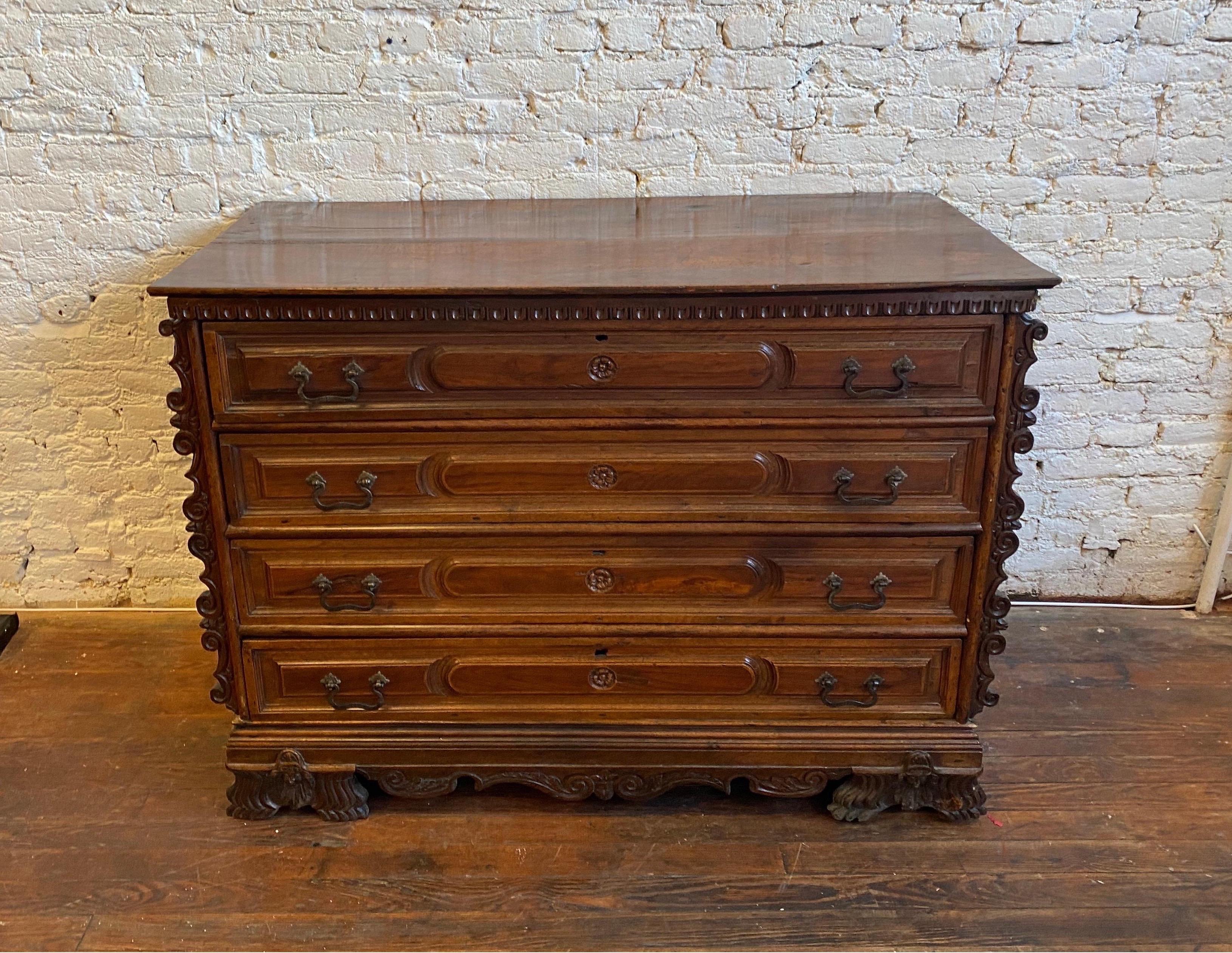 Impressive 17th-Early 18th Century Italian Walnut 4-Drawer Commode In Good Condition In Charleston, SC