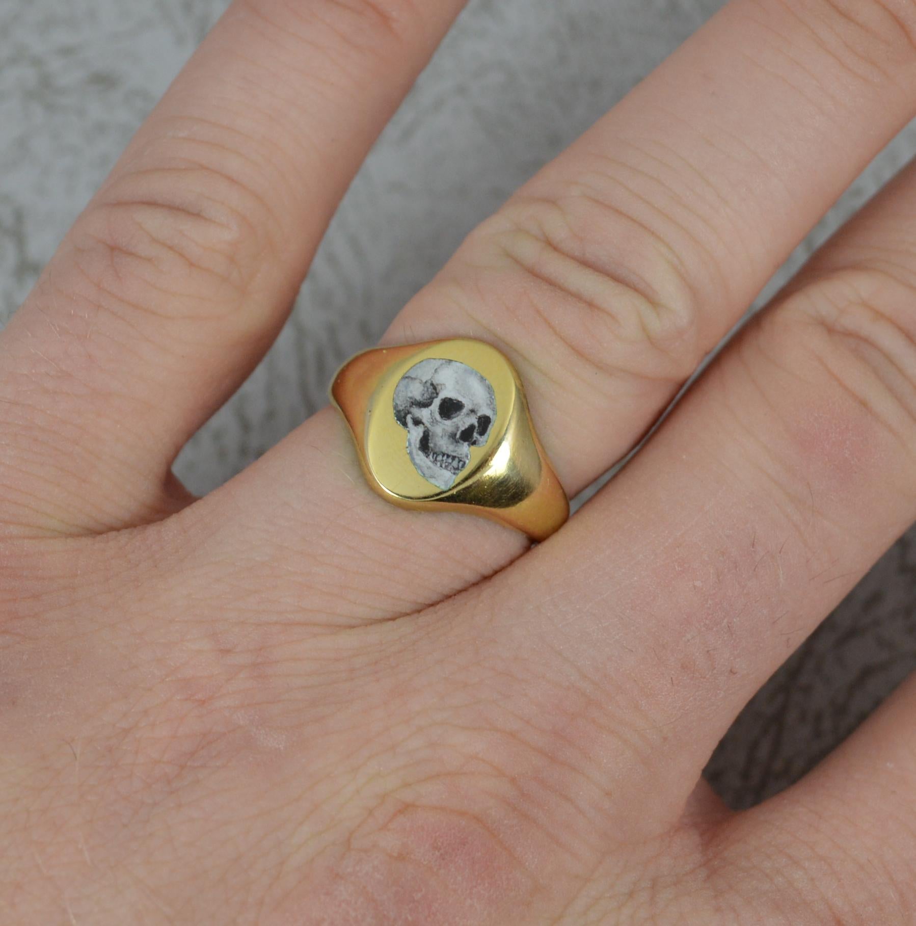 Ein atemberaubendes Beispiel für einen Momento Mori-Trauerring im georgischen Stil.
Massive 18 Karat Gelbgold und Emaille Beispiel.
Unglaublich gut gemacht. Handgemachte Emaillierung im Brennofen.
Der 9 mm x 12,6 mm große Kopf zeigt einen