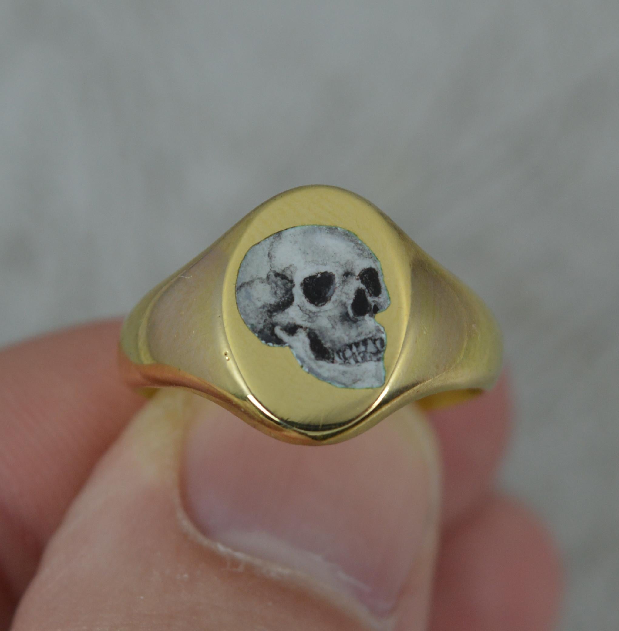 Beeindruckender Siegelring aus 18 Karat Gold und Emaille mit Totenkopf Damen