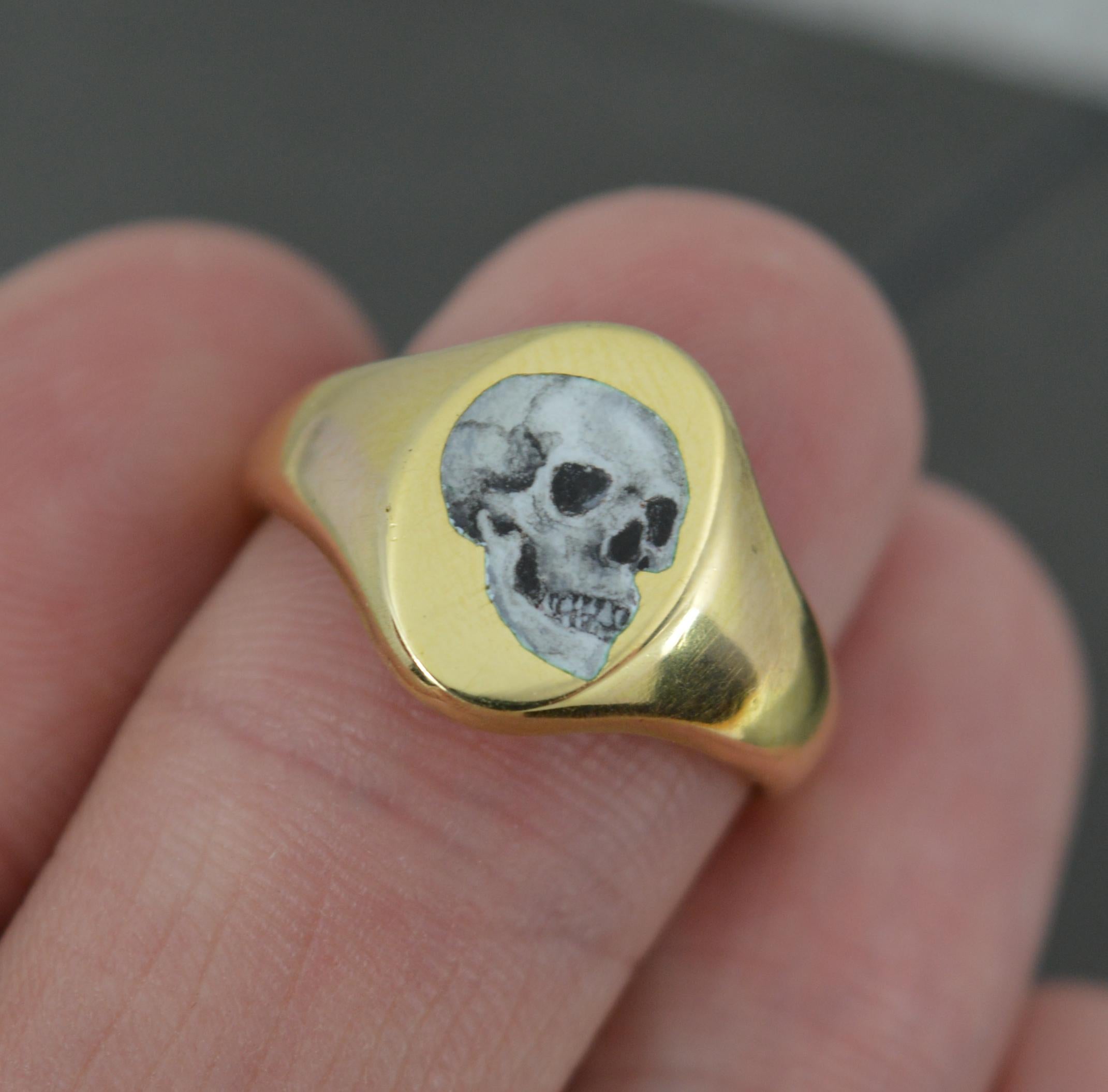 Beeindruckender Siegelring aus 18 Karat Gold und Emaille mit Totenkopf 2