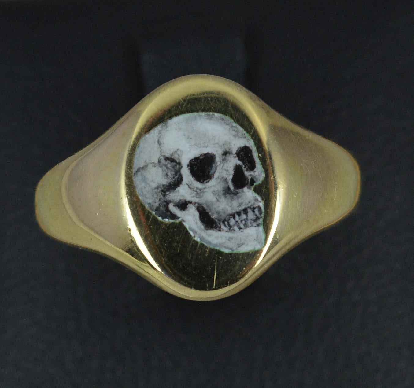 Beeindruckender Siegelring aus 18 Karat Gold und Emaille mit Totenkopf 4