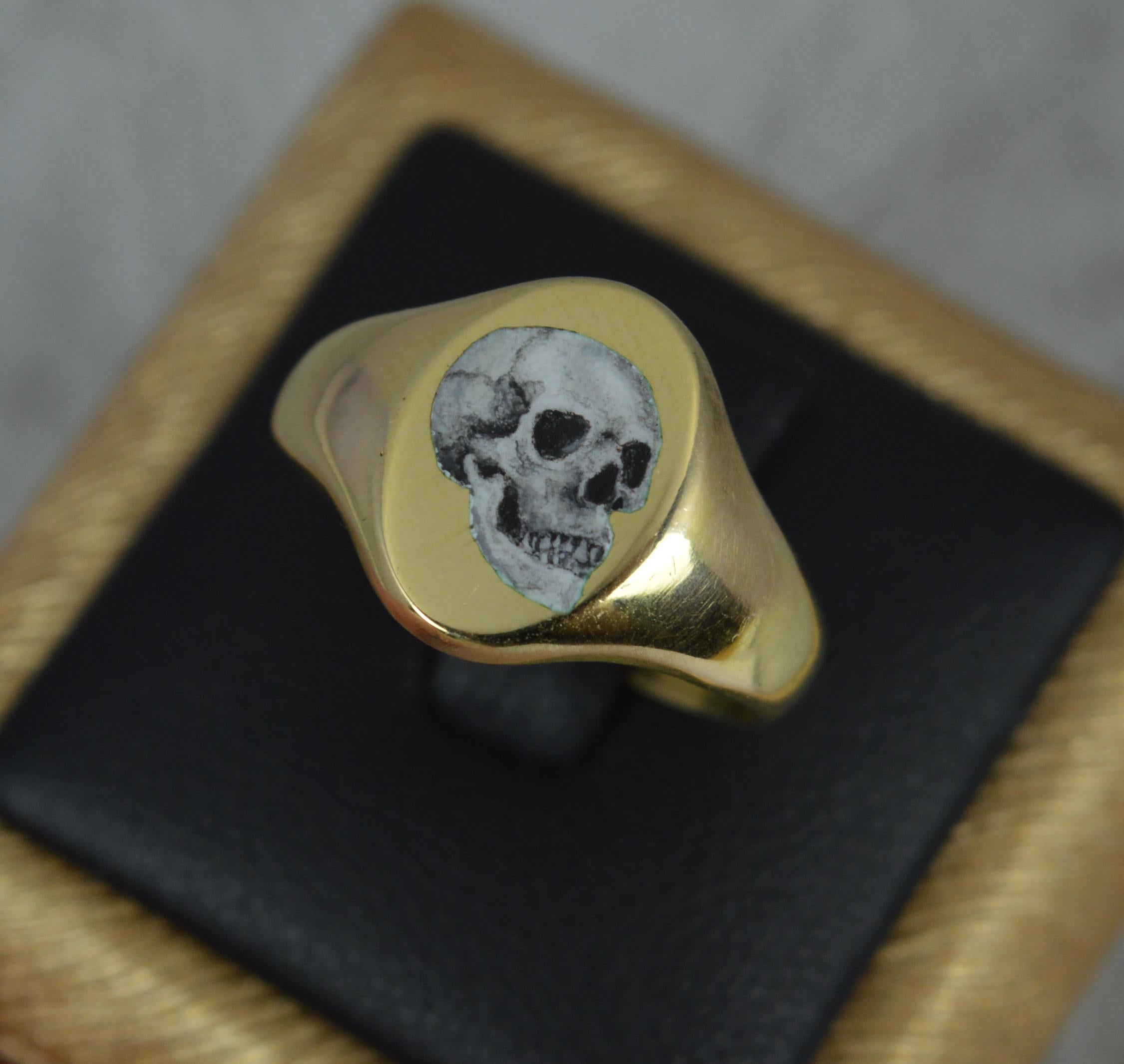 Beeindruckender Siegelring aus 18 Karat Gold und Emaille mit Totenkopf 5