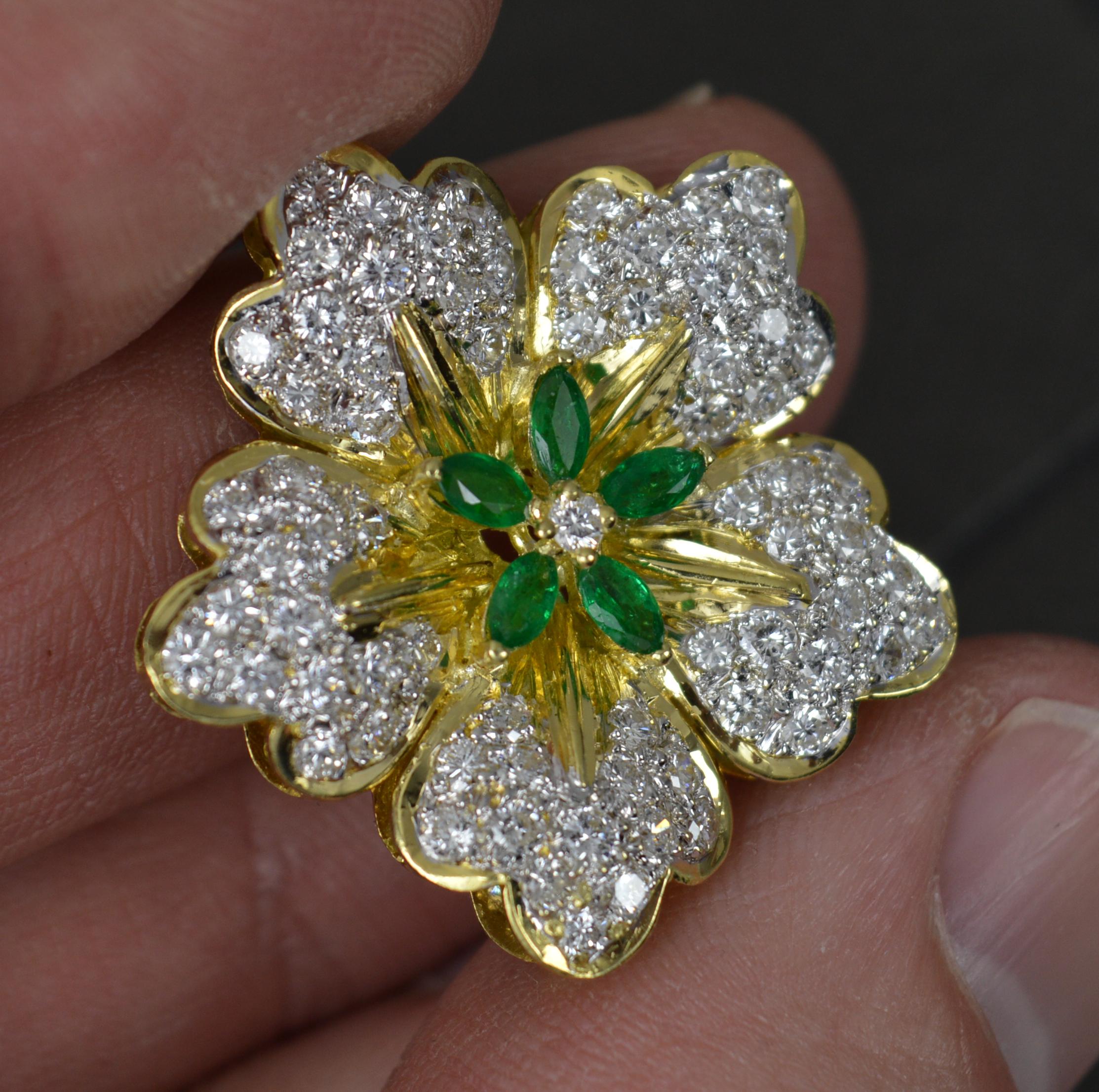 Round Cut Impressive 18 Carat Gold Vs Diamond and Emerald Flower Pendant For Sale