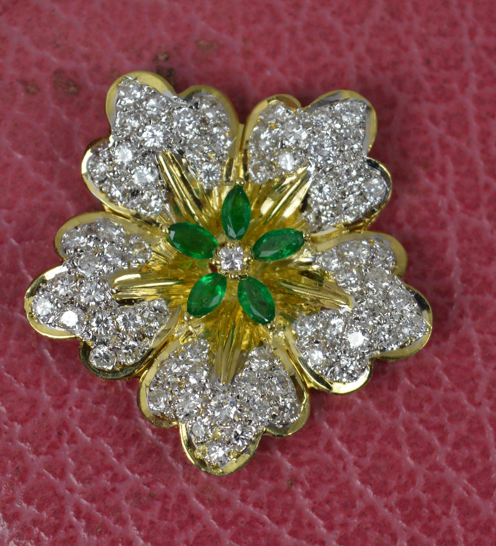 Impressive 18 Carat Gold Vs Diamond and Emerald Flower Pendant For Sale 3