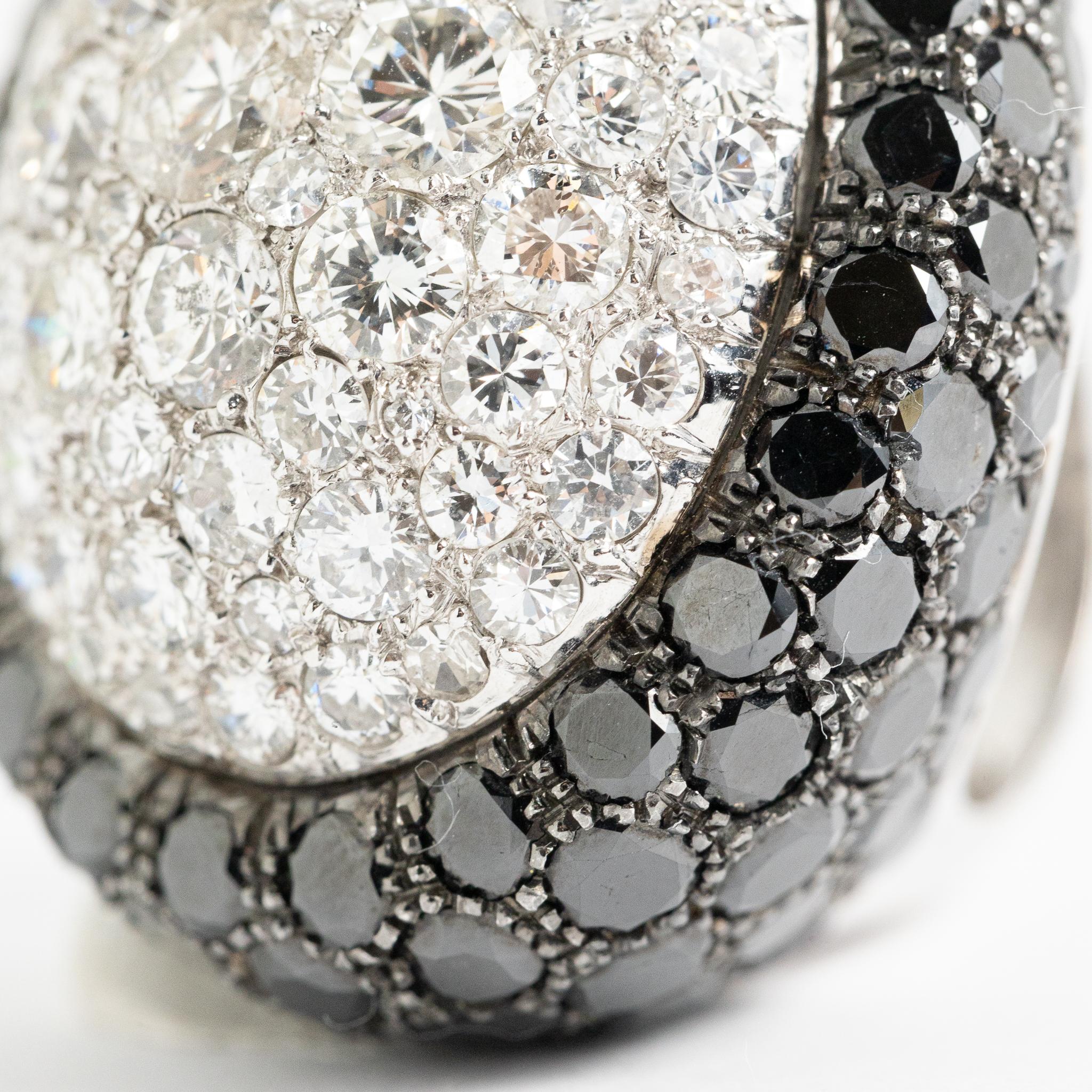 Impressive 18 Karat White Gold Black & White Diamond Cocktail Ring in vendita 3