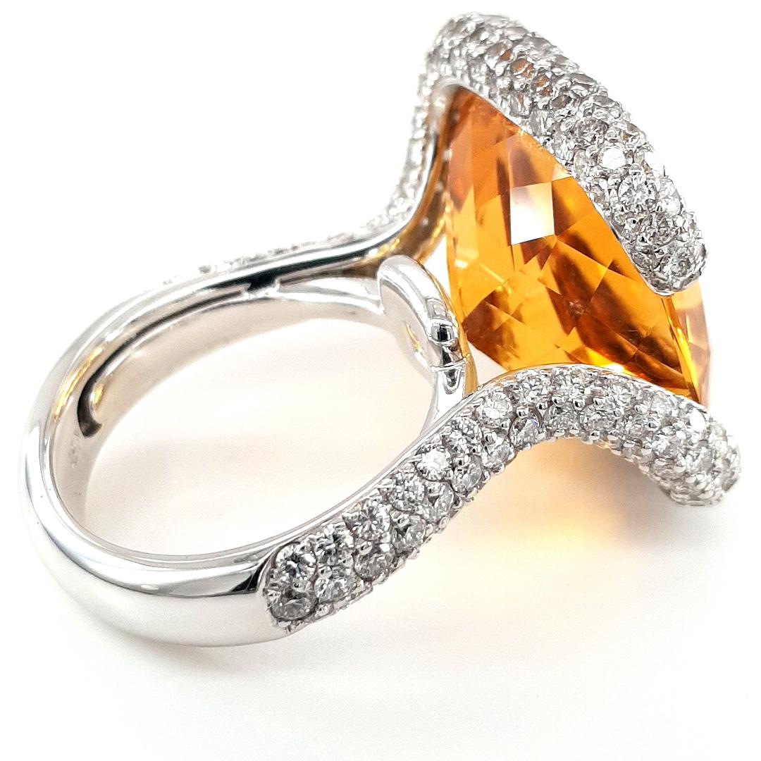 Impressive 18kt  White Gold Ring with 20ct Honey Citrine, 4ct Diamonds In Excellent Condition For Sale In Antwerp, BE