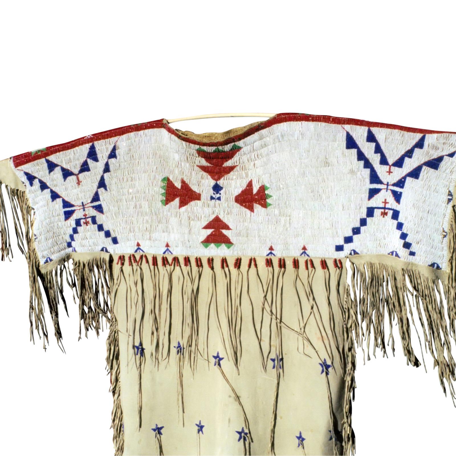 Amérindien Impressionnante robe Arapaho/Sioux en peau perlée des années 1870 en vente