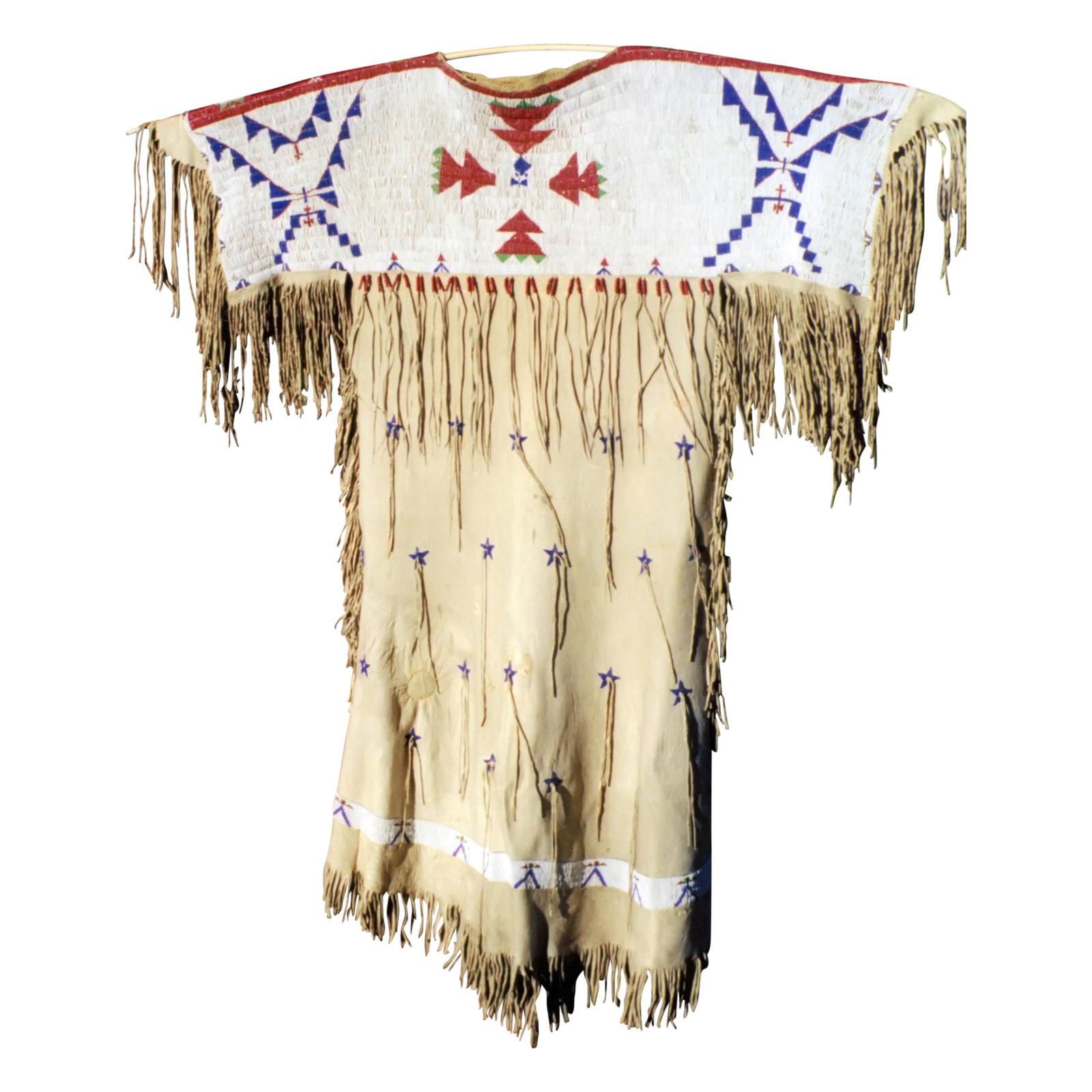 Américain Impressionnante robe Arapaho/Sioux en peau perlée des années 1870 en vente