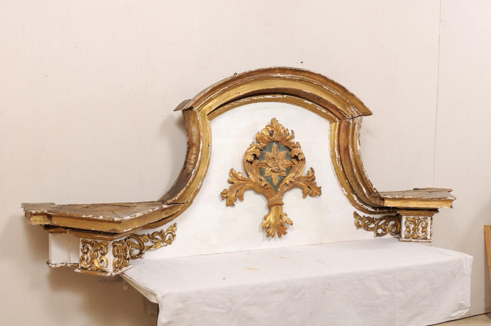 Sculpté Impressionnant fragment de fronton italien du 18ème siècle en bois sculpté, doré et peint en vente
