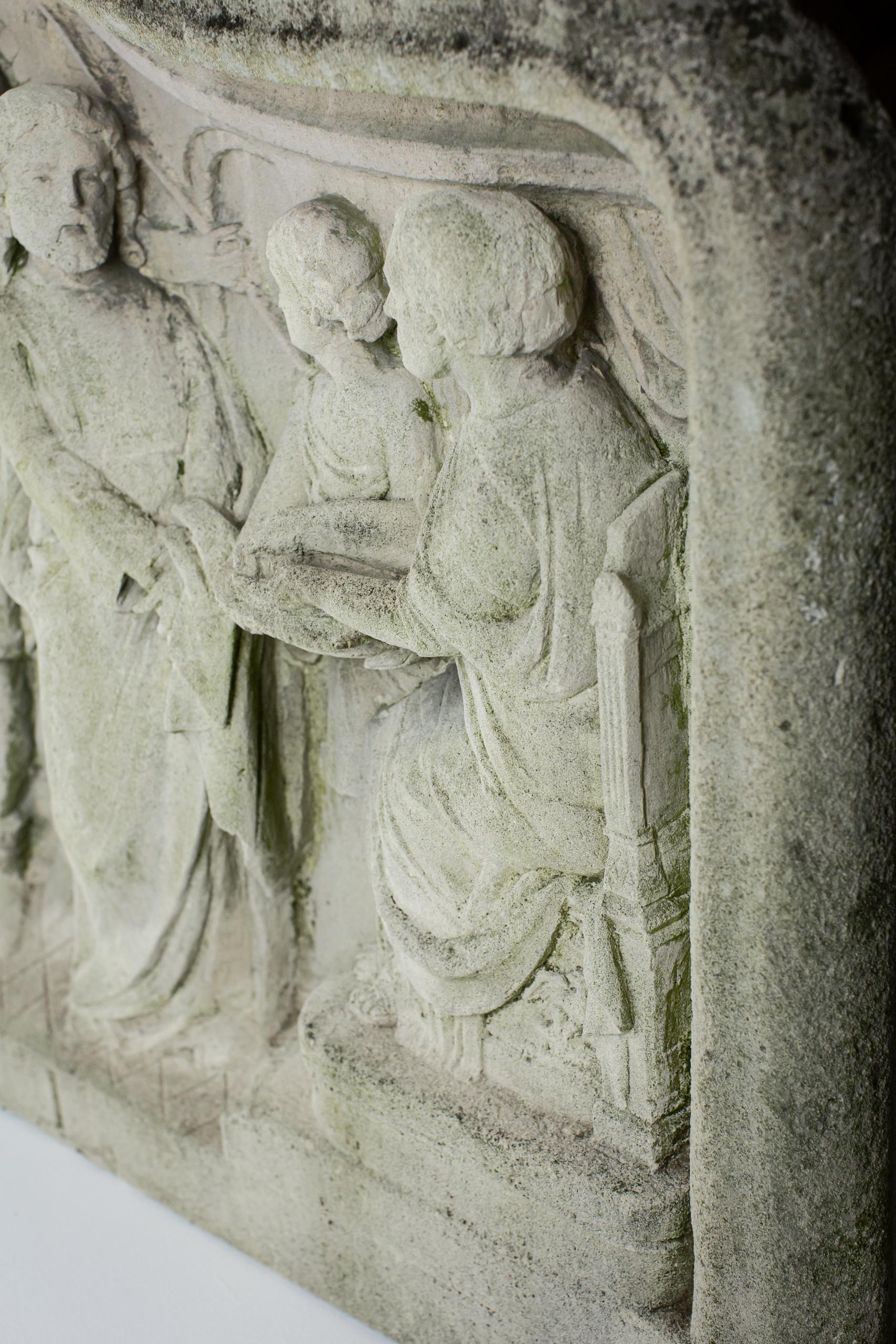 Impressionnant relief en pierre sculptée du 18e siècle ou plus antérieur de la Condemnation en vente 5