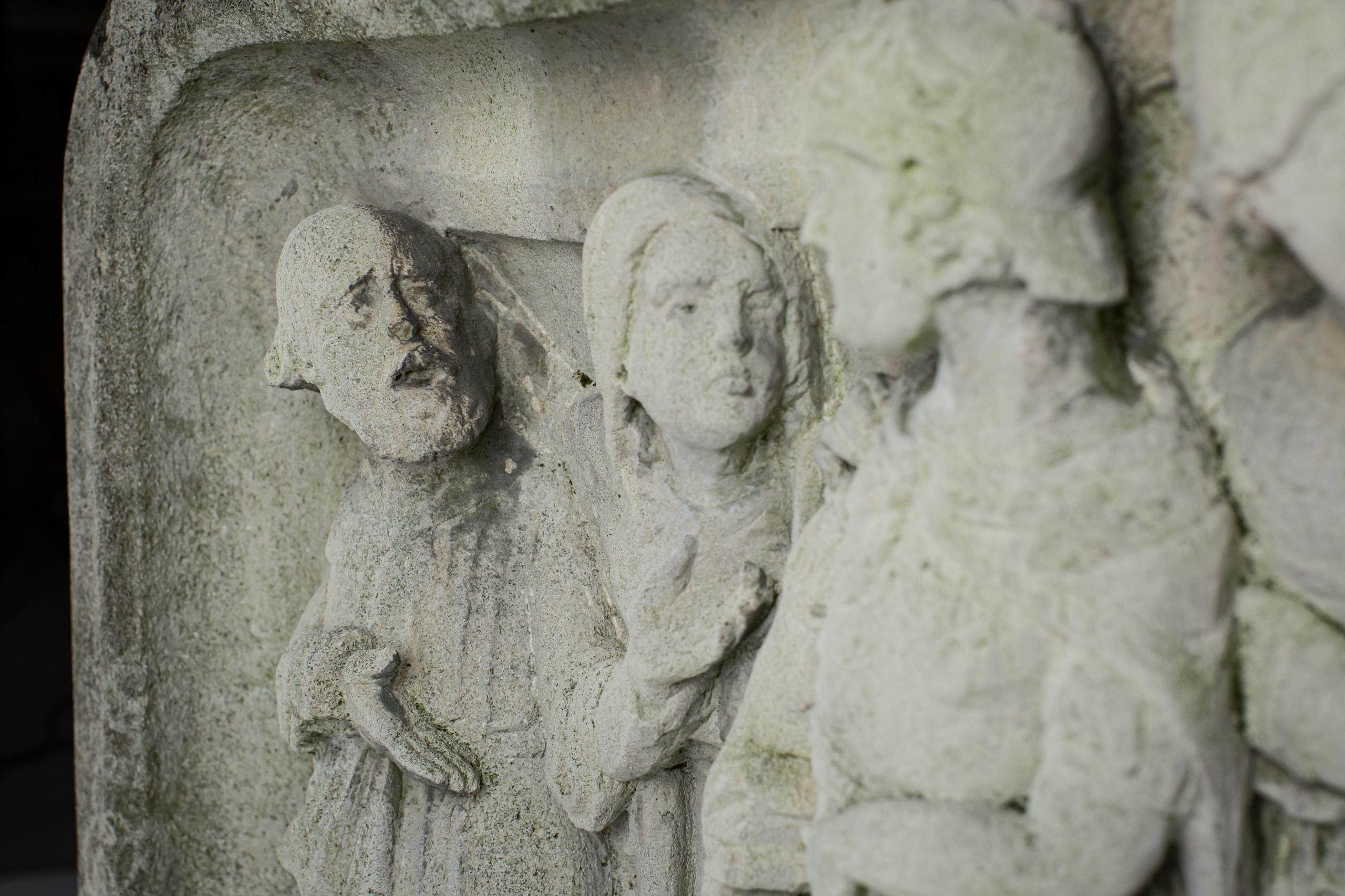 Impressionnant relief en pierre sculptée du 18e siècle ou plus antérieur de la Condemnation en vente 8