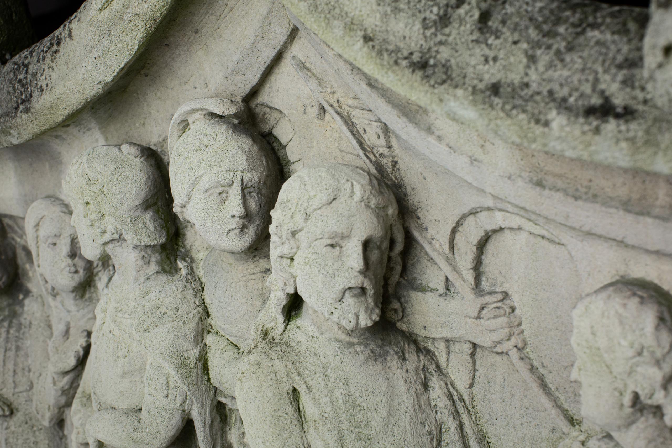 Impressionnant relief en pierre sculptée du 18e siècle ou plus antérieur de la Condemnation en vente 9