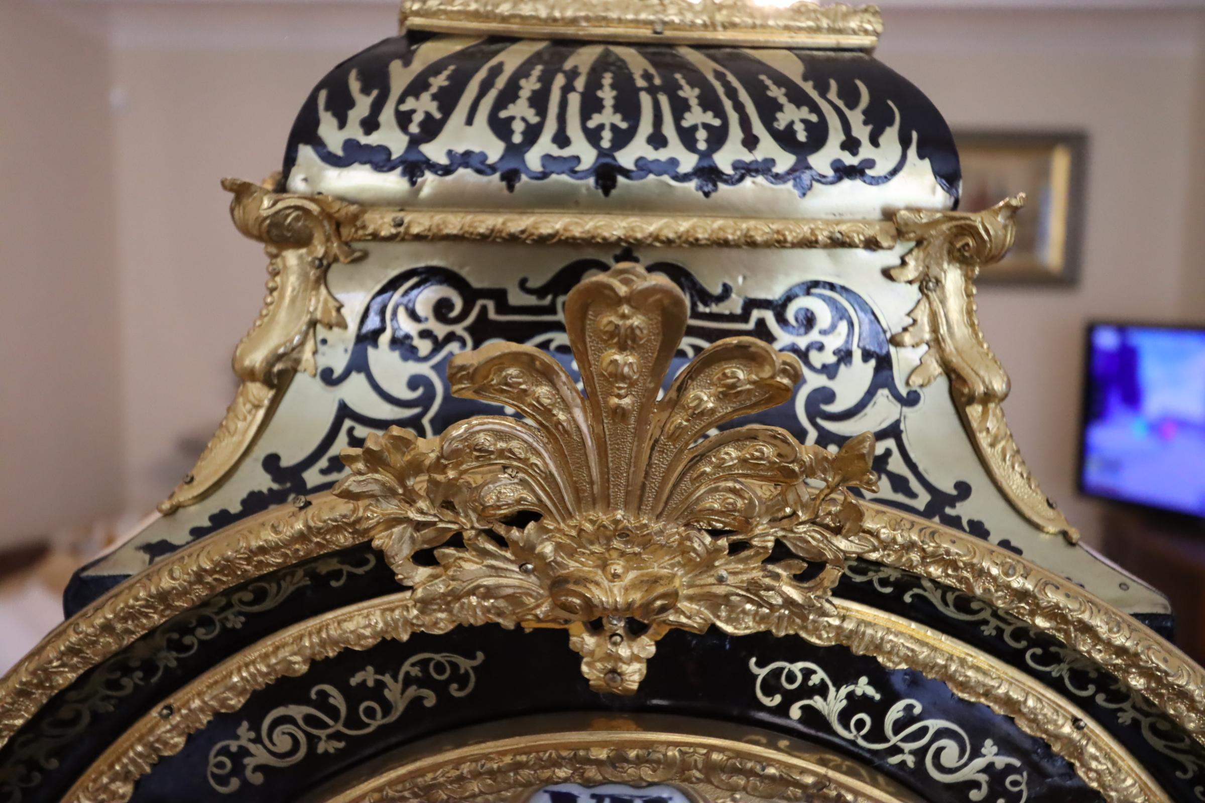Beeindruckende Tischuhr aus dem 18. Jahrhundert mit Guilt-Bronzebeschlägen und Schildpattmuster im Angebot 1
