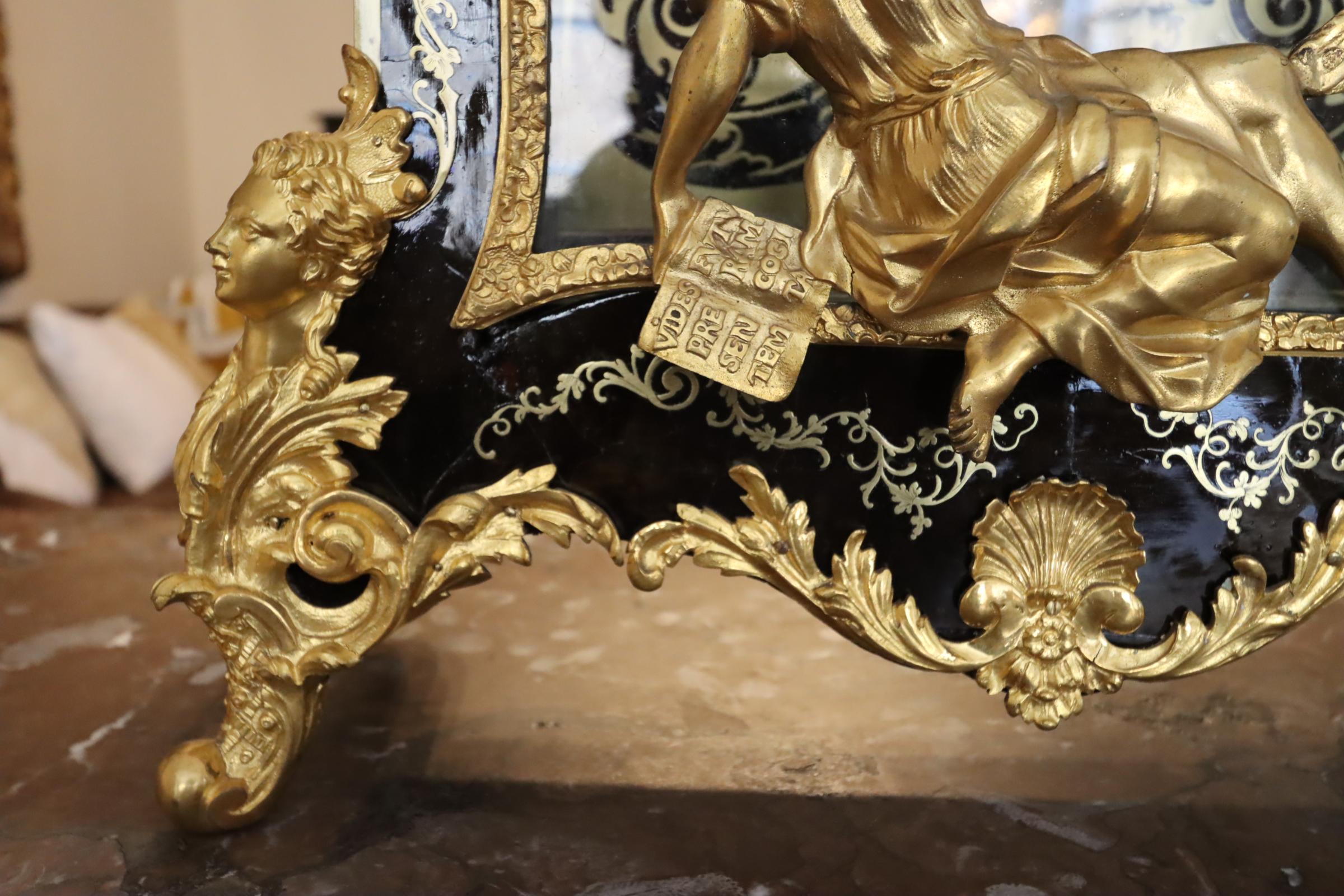 Beeindruckende Tischuhr aus dem 18. Jahrhundert mit Guilt-Bronzebeschlägen und Schildpattmuster im Angebot 2