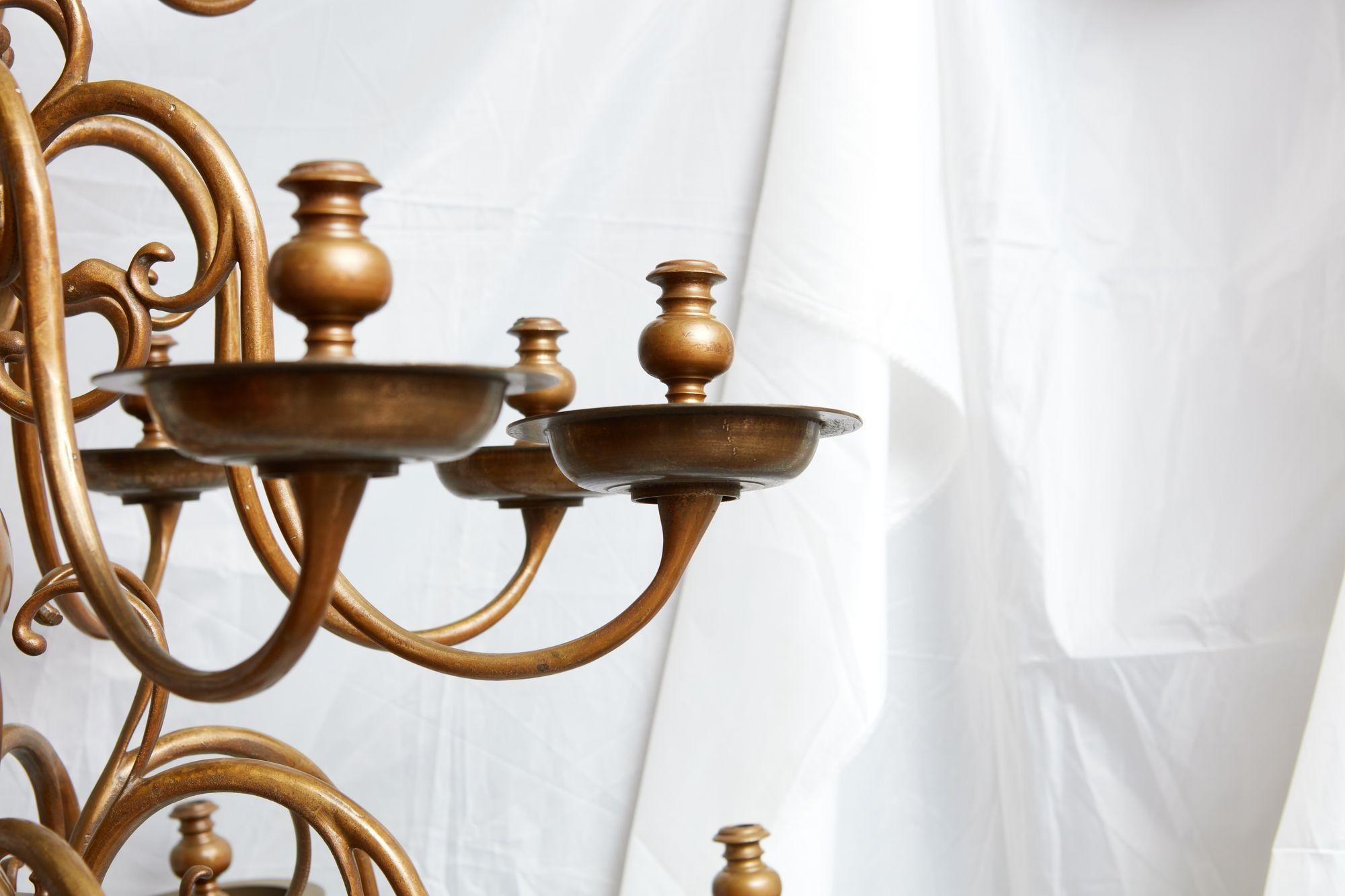 Impressionnant lustre en laiton à trois étages du XVIIIe siècle en vente 4