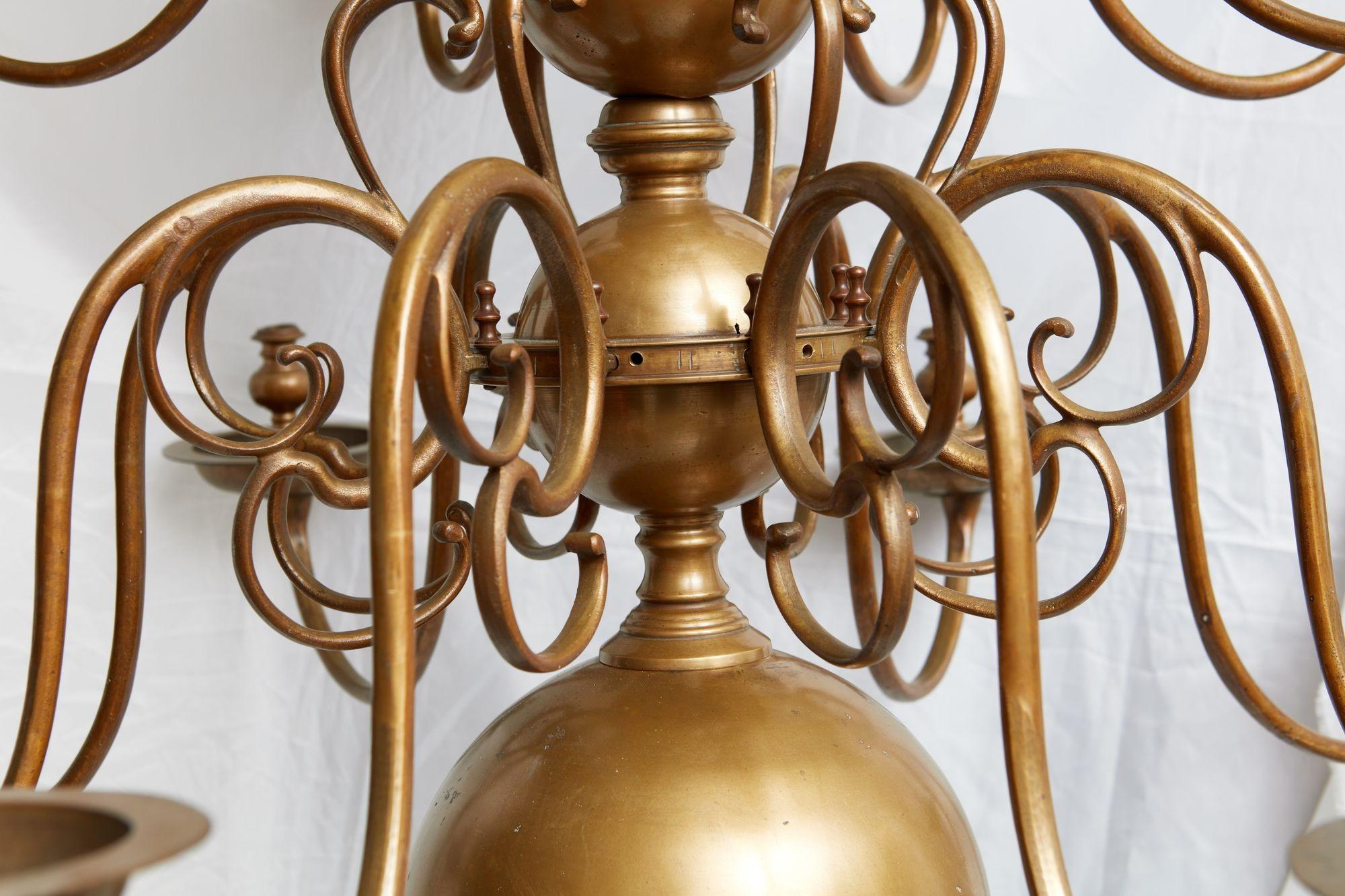 Impressionnant lustre en laiton à trois étages du XVIIIe siècle en vente 5