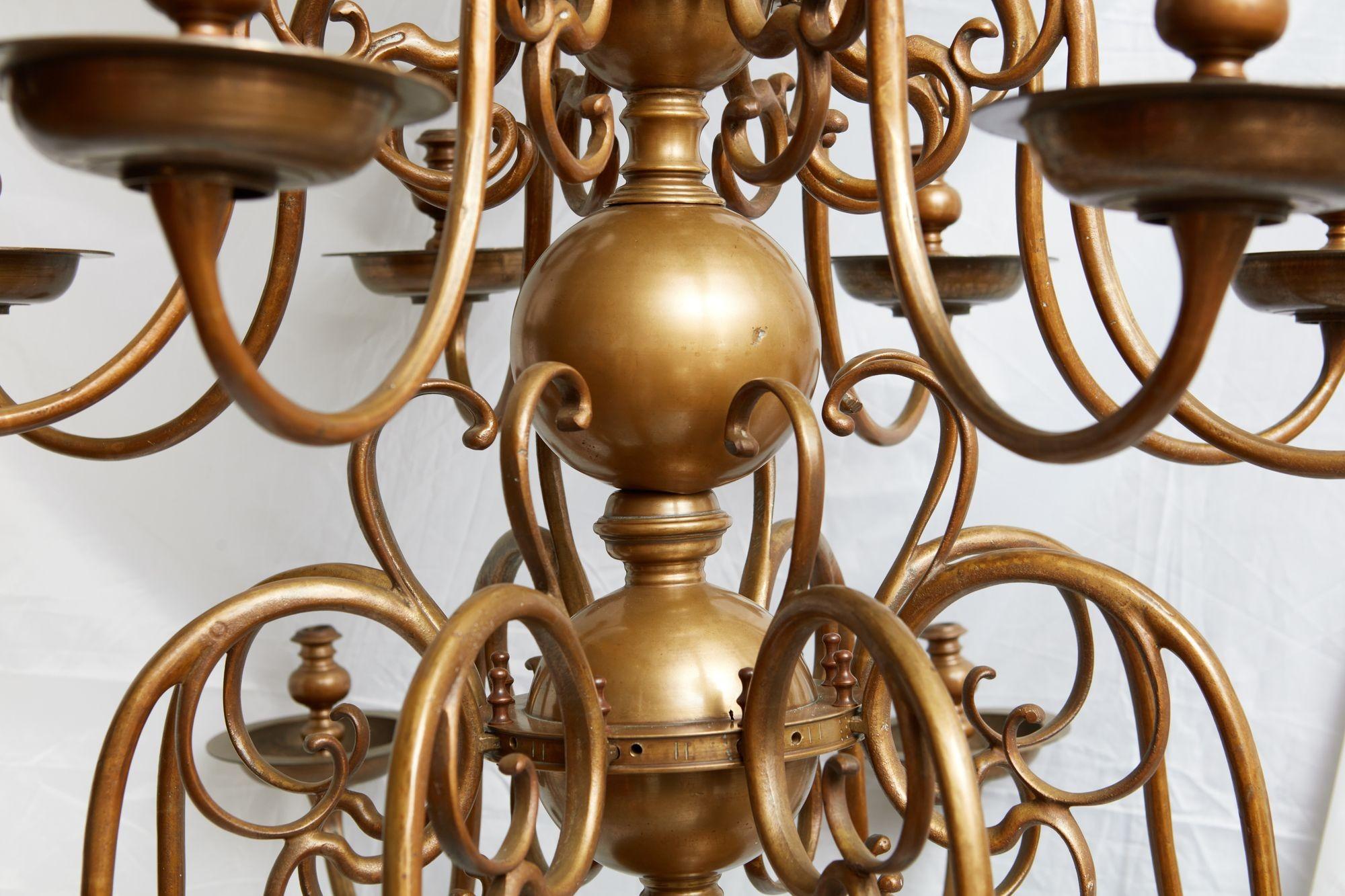 Impressionnant lustre en laiton à trois étages du XVIIIe siècle en vente 6