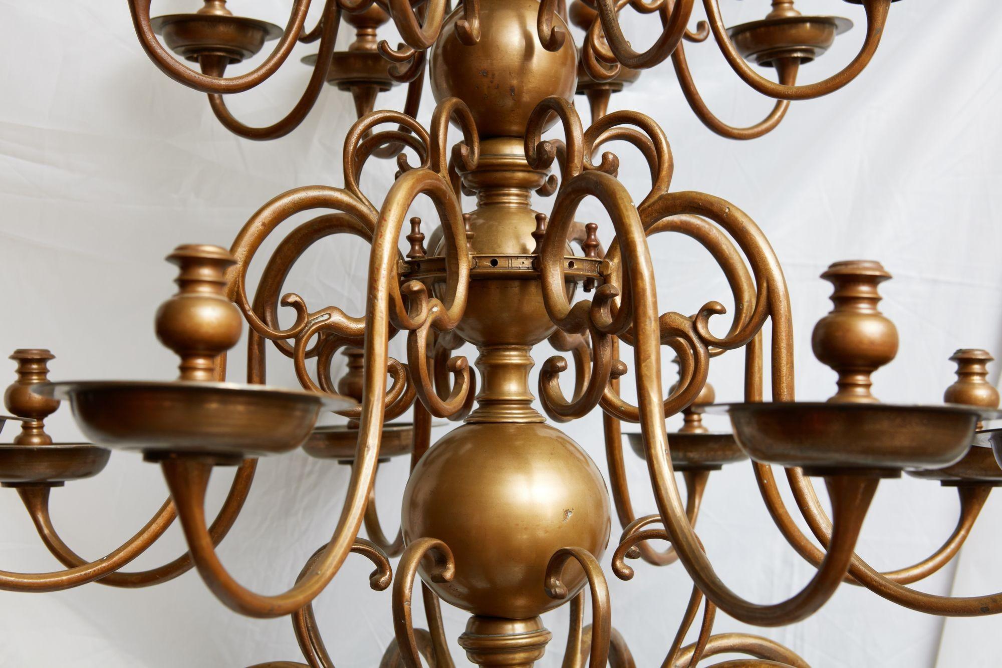 Impressionnant lustre en laiton à trois étages du XVIIIe siècle en vente 9