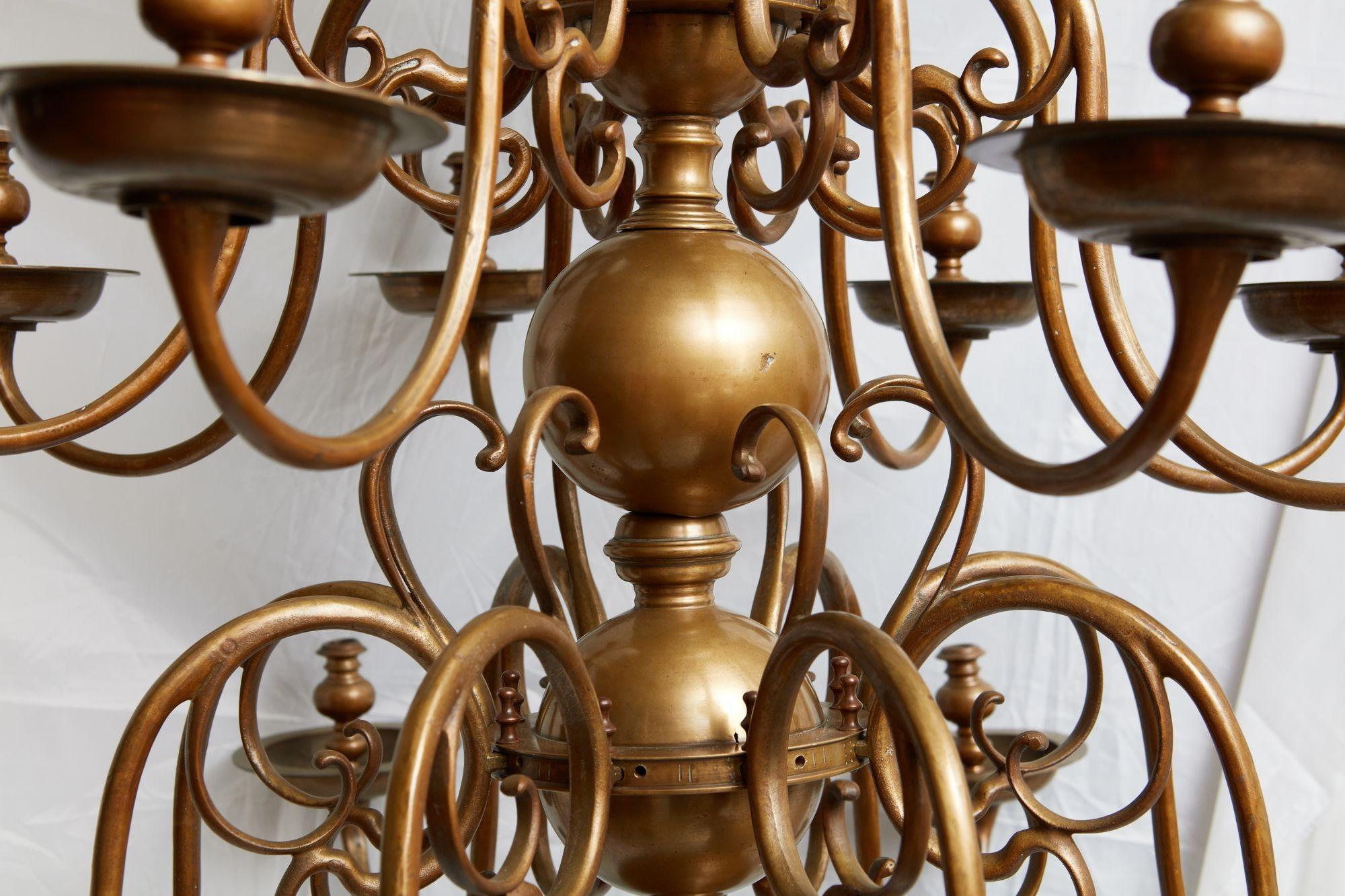 Impressionnant lustre en laiton à trois étages du XVIIIe siècle en vente 10