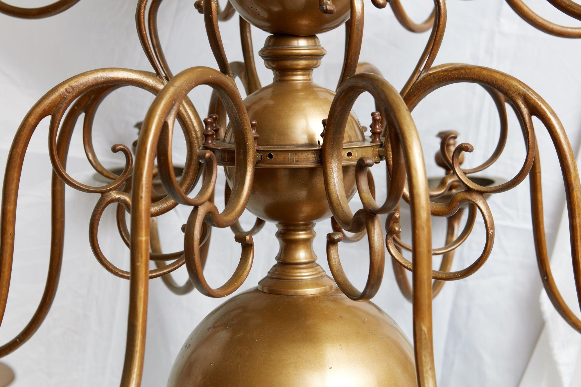 Baroque Impressionnant lustre en laiton à trois étages du XVIIIe siècle en vente