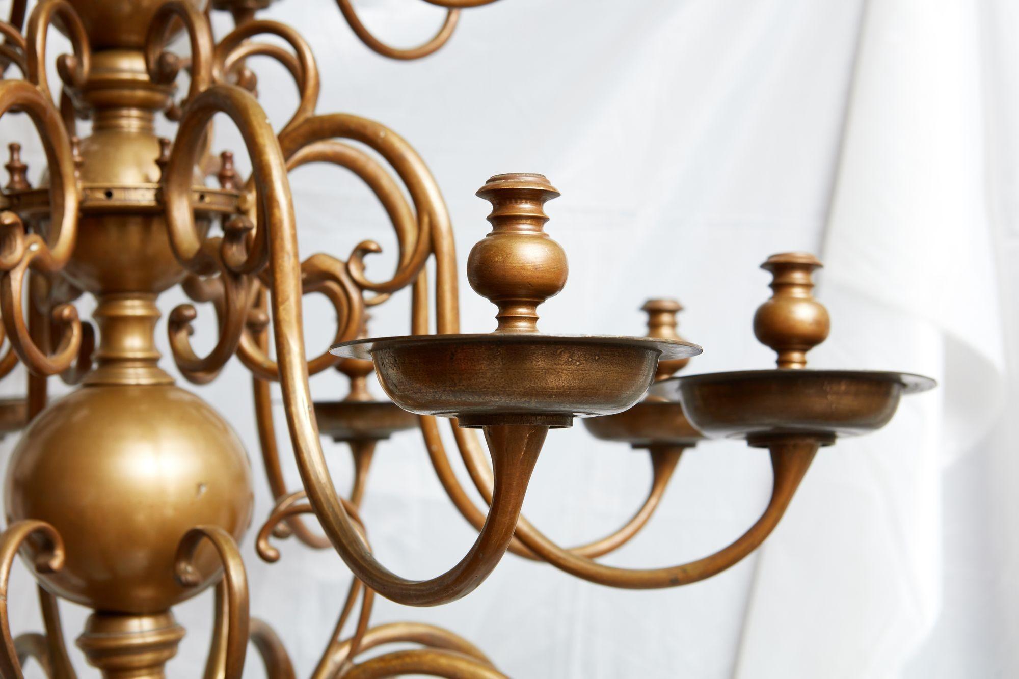 Anglais Impressionnant lustre en laiton à trois étages du XVIIIe siècle en vente