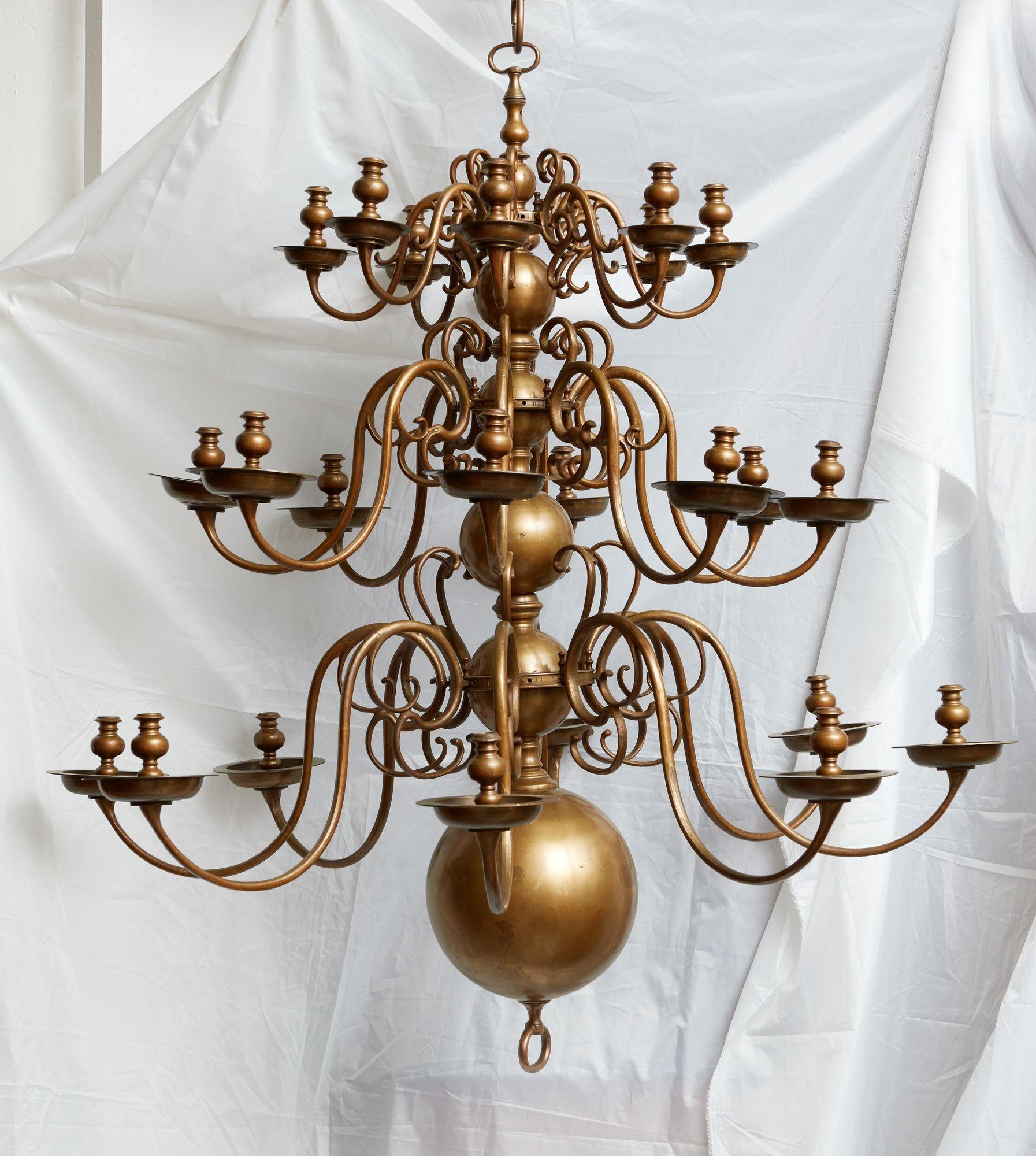 Laiton Impressionnant lustre en laiton à trois étages du XVIIIe siècle en vente