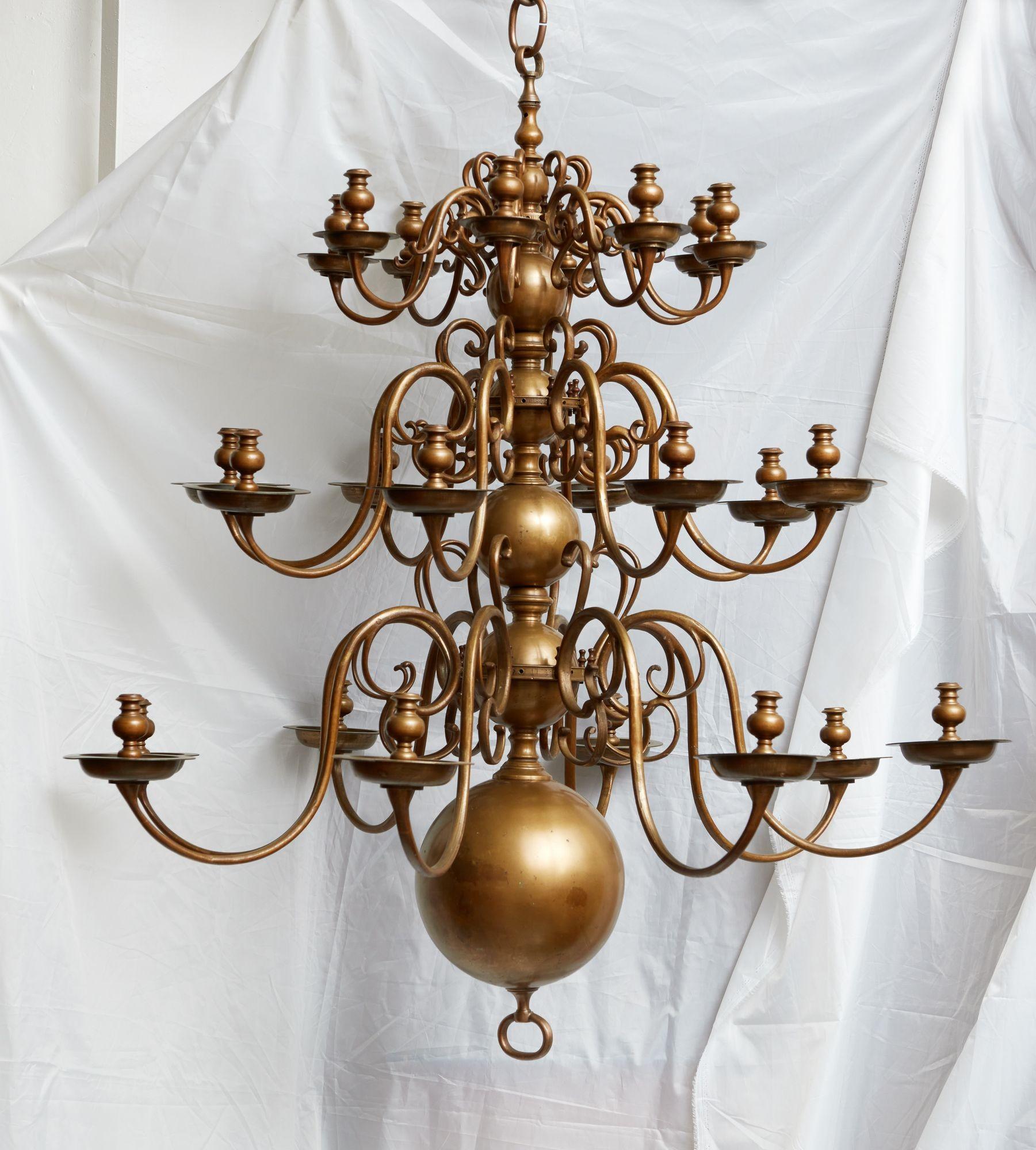 Impressionnant lustre en laiton à trois étages du XVIIIe siècle en vente 1