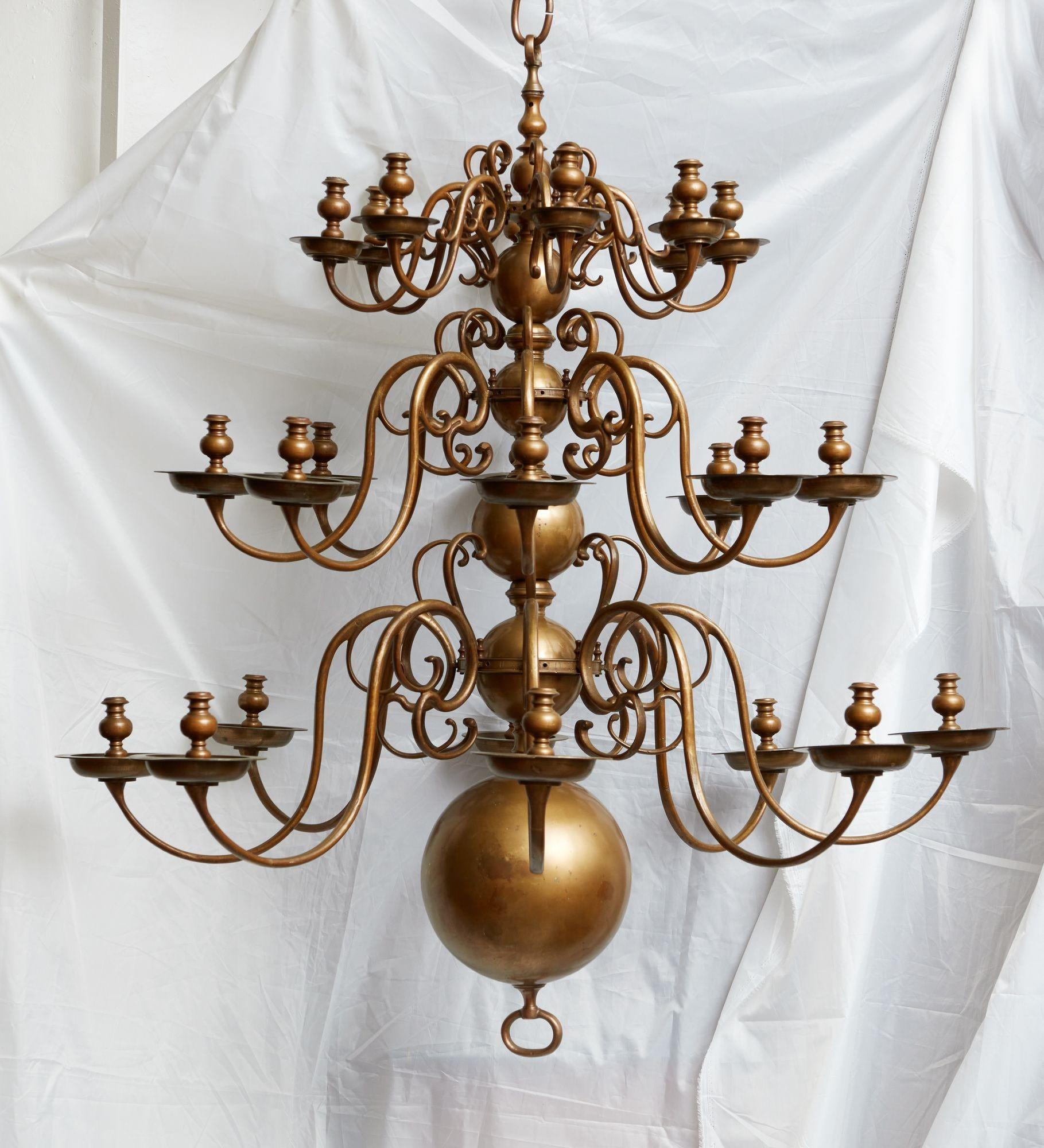 Impressionnant lustre en laiton à trois étages du XVIIIe siècle en vente 2