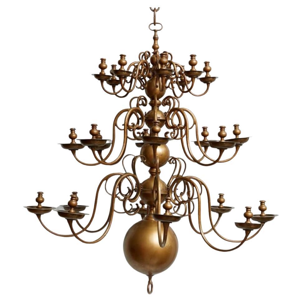 Impressionante lampadario a tre piani in ottone del XVIII secolo
