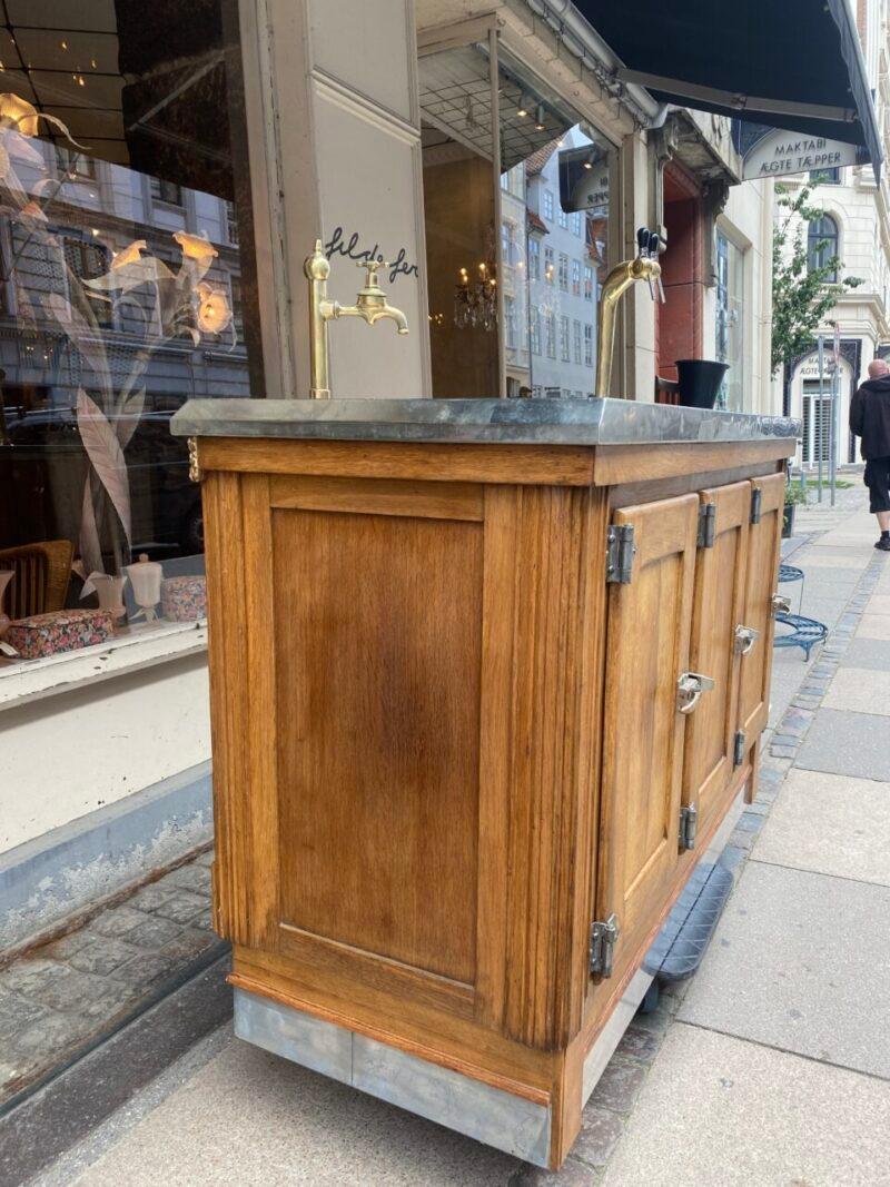Impressionnant, authentique et beau comptoir de bar des années 1930 en France. Formé en chêne transformé de qualité, il est originaire de Lyon, où il a été utilisé comme accessoire dans le bar d'un hôtel. Les histoires qu'il pourrait raconter !

Une