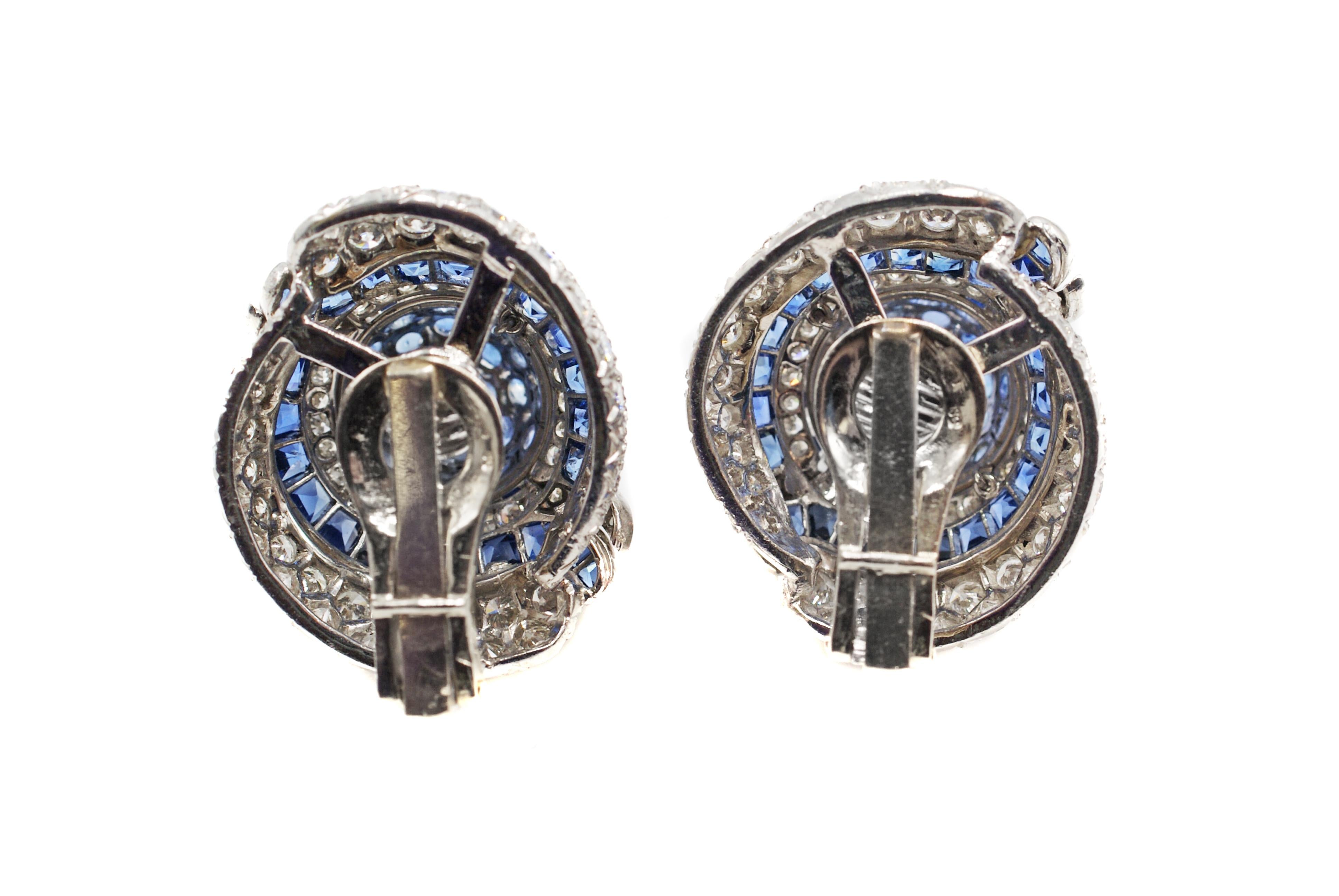 These impressive and incredibly well hand-crafted 1960s sapphire and diamond bombe ear clips are definitely a piece of statement jewelry. The perfectly matched 48 rectangular step-cut and 62 round cut sapphires are perfectly matched to show off