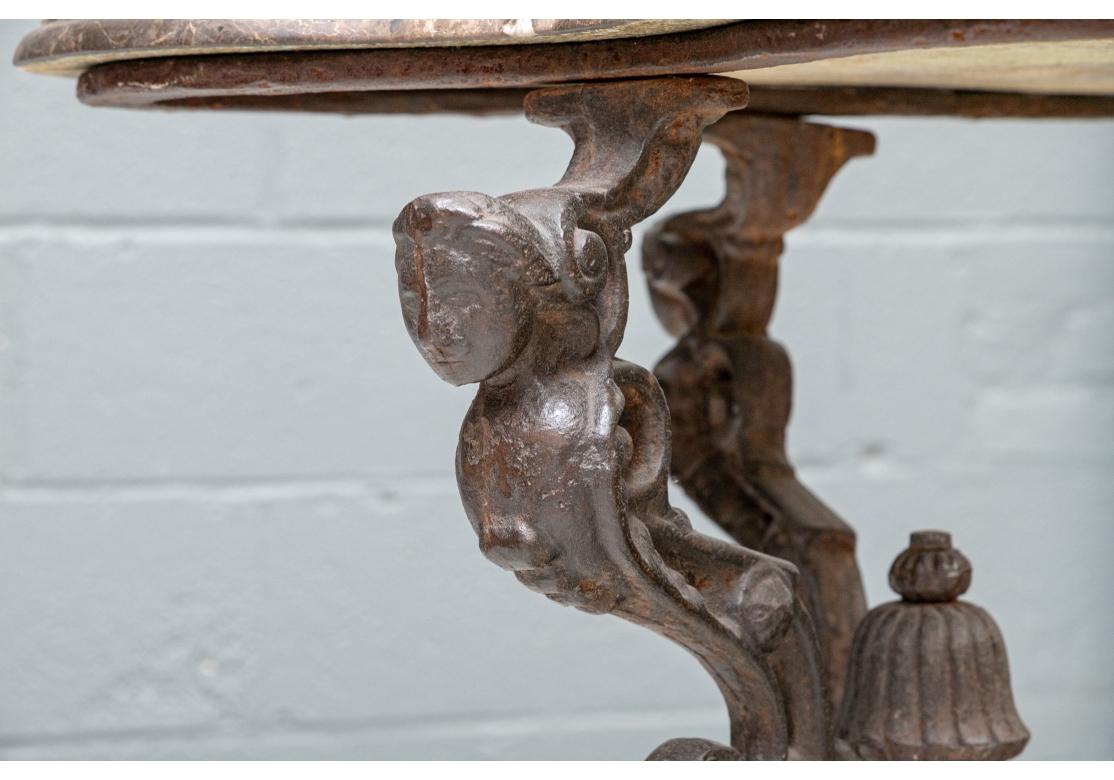 Beeindruckender Dreifußtisch aus Schmiedeeisen aus dem 19. Jahrhundert mit Marmorplatte  im Zustand „Gut“ im Angebot in Bridgeport, CT