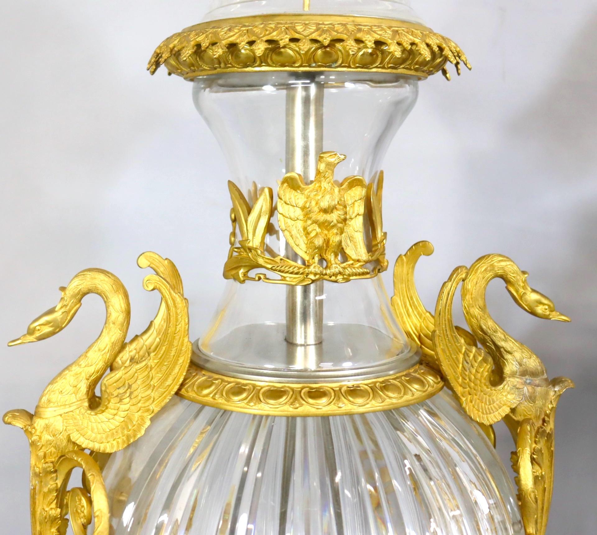 Impressionnante urne couverte en verre taillé montée en bronze et bronze doré du 19e siècle en vente 2