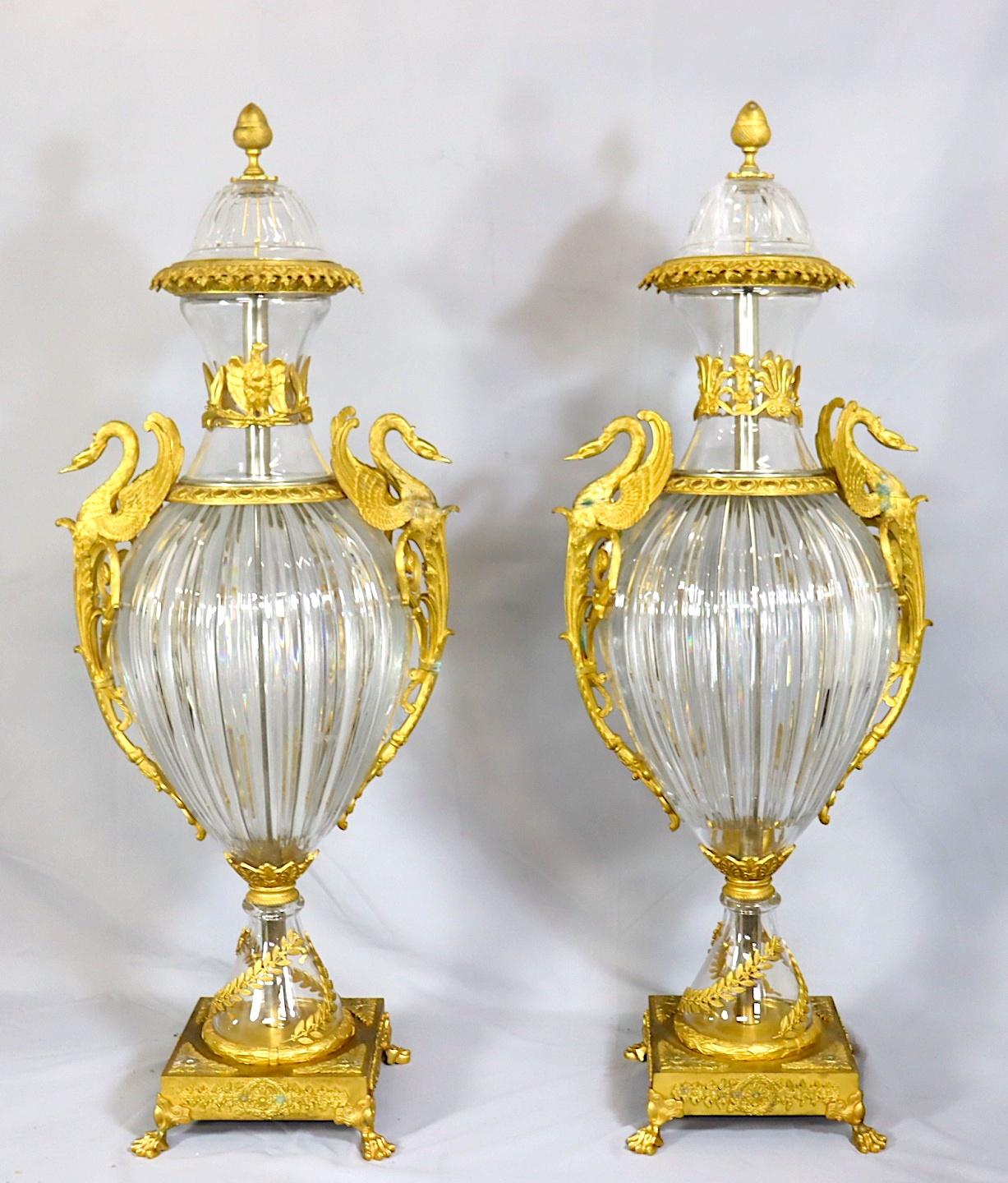 Impressionnante urne couverte en verre taillé montée en bronze et bronze doré du 19e siècle en vente 3