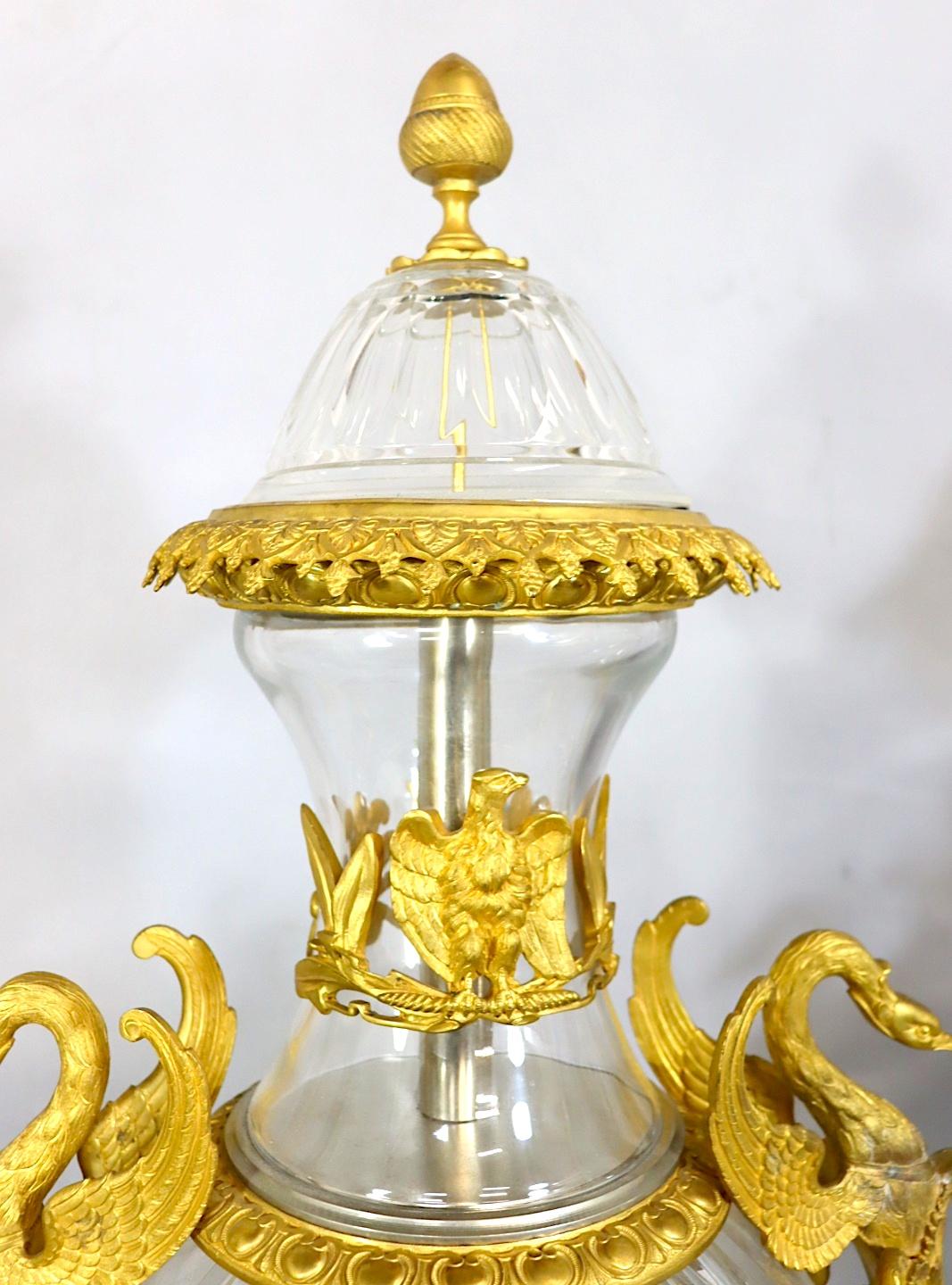Cette importante paire de vases d'époque Eleg, fabriqués en France au cours de la première moitié du XIXe siècle, témoigne d'un art exceptionnel et d'une élégance raffinée. Les vases, fabriqués à partir de cristal taillé exquis (vraisemblablement de