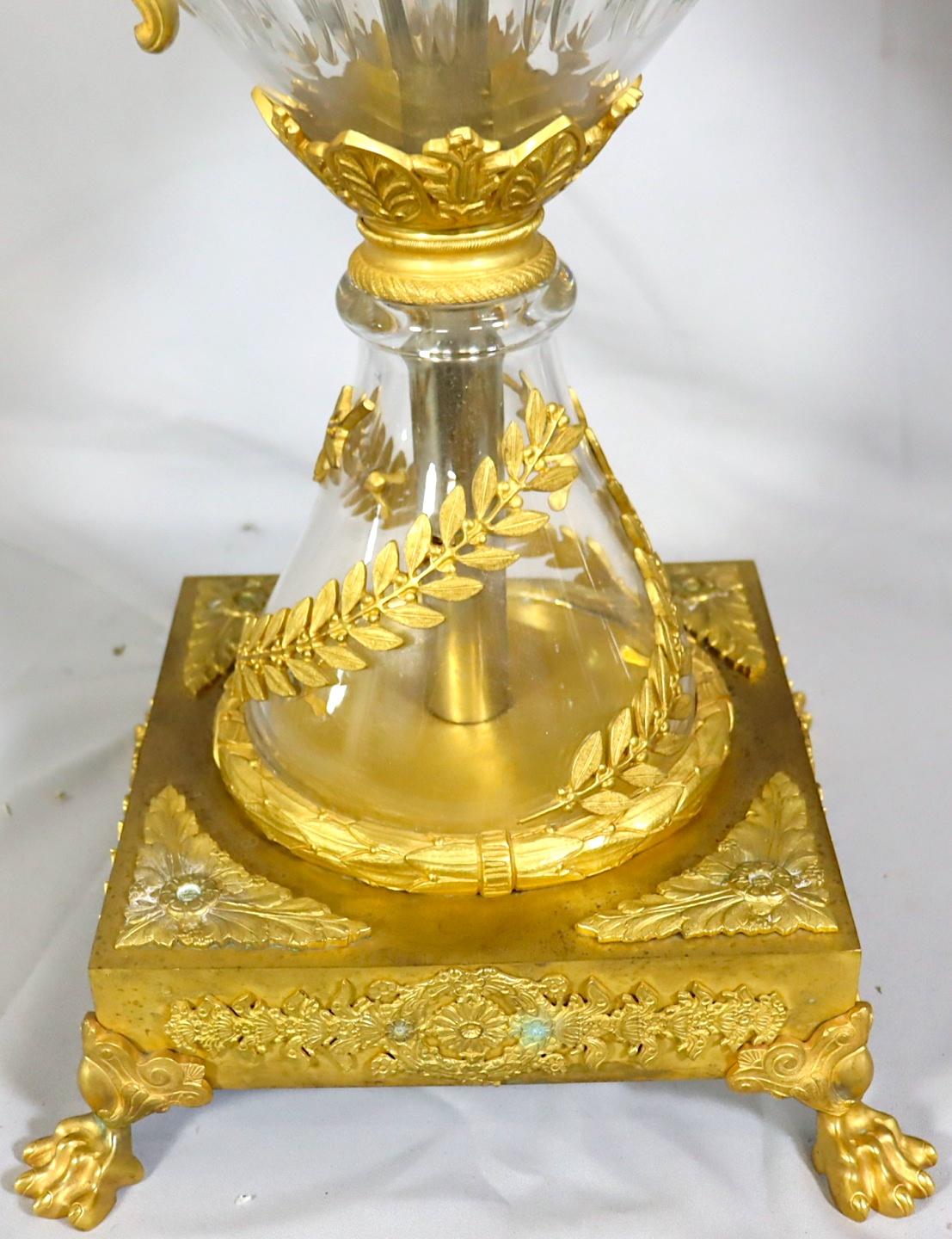 Français Impressionnante urne couverte en verre taillé montée en bronze et bronze doré du 19e siècle en vente