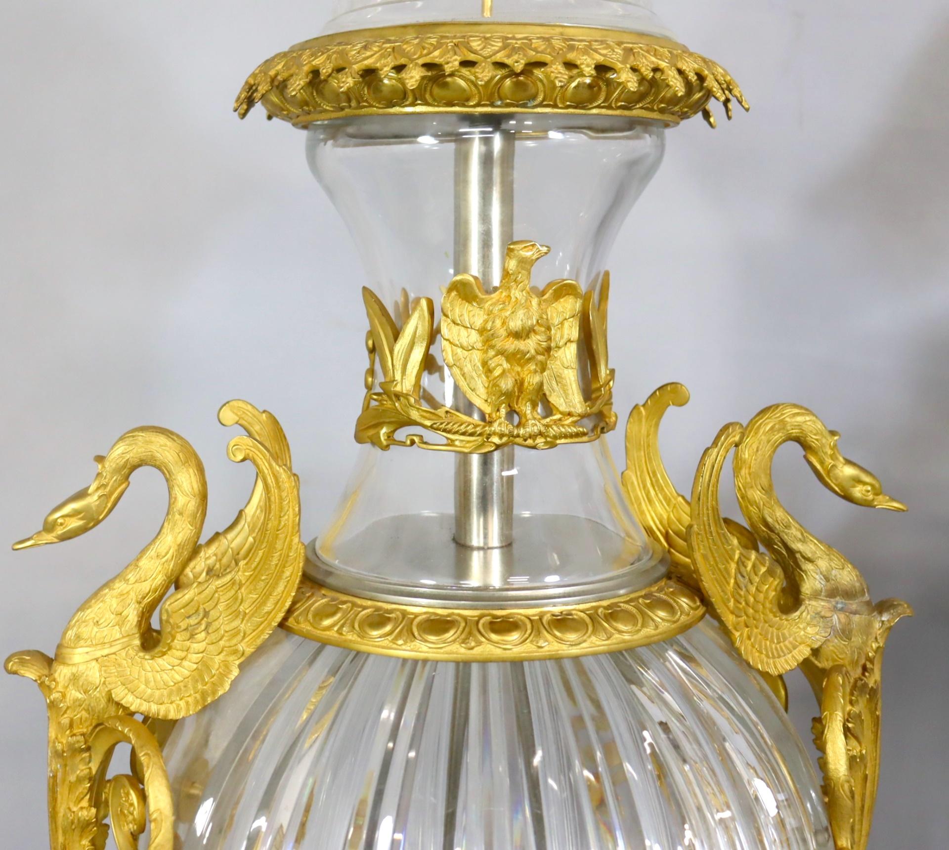 Doré Impressionnante urne couverte en verre taillé montée en bronze et bronze doré du 19e siècle en vente