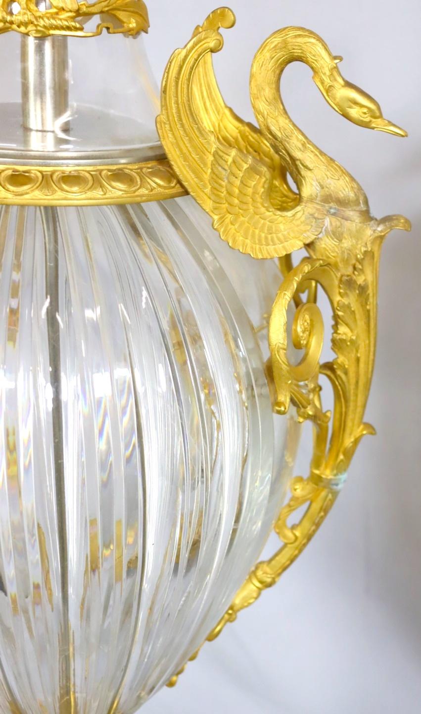 Bronze Impressionnante urne couverte en verre taillé montée en bronze et bronze doré du 19e siècle en vente