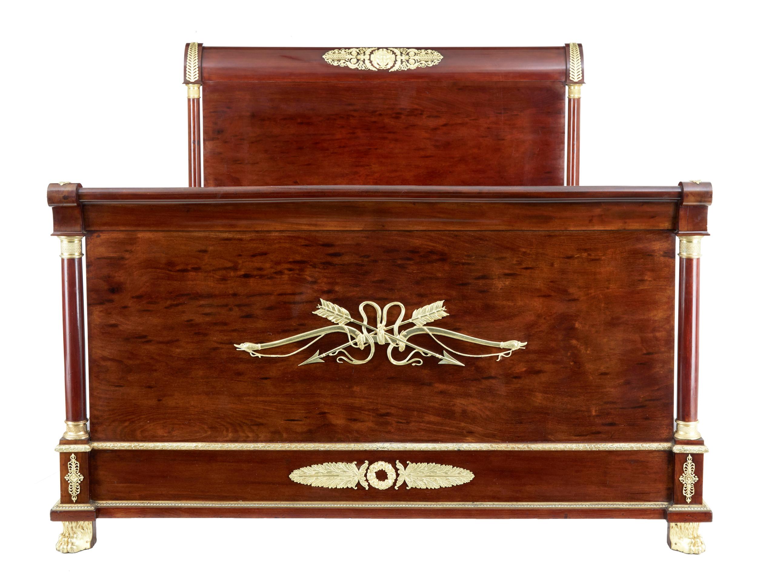 Wir freuen uns, diese 5-teilige Schlafzimmergarnitur um 1890 anbieten zu können.

Suite bestehend aus einem Bett, einem Kleiderschrank, einem Schminktisch und zwei Nachttischen.

Doppelbett mit reicher Mahagonifarbe, reich verziert mit