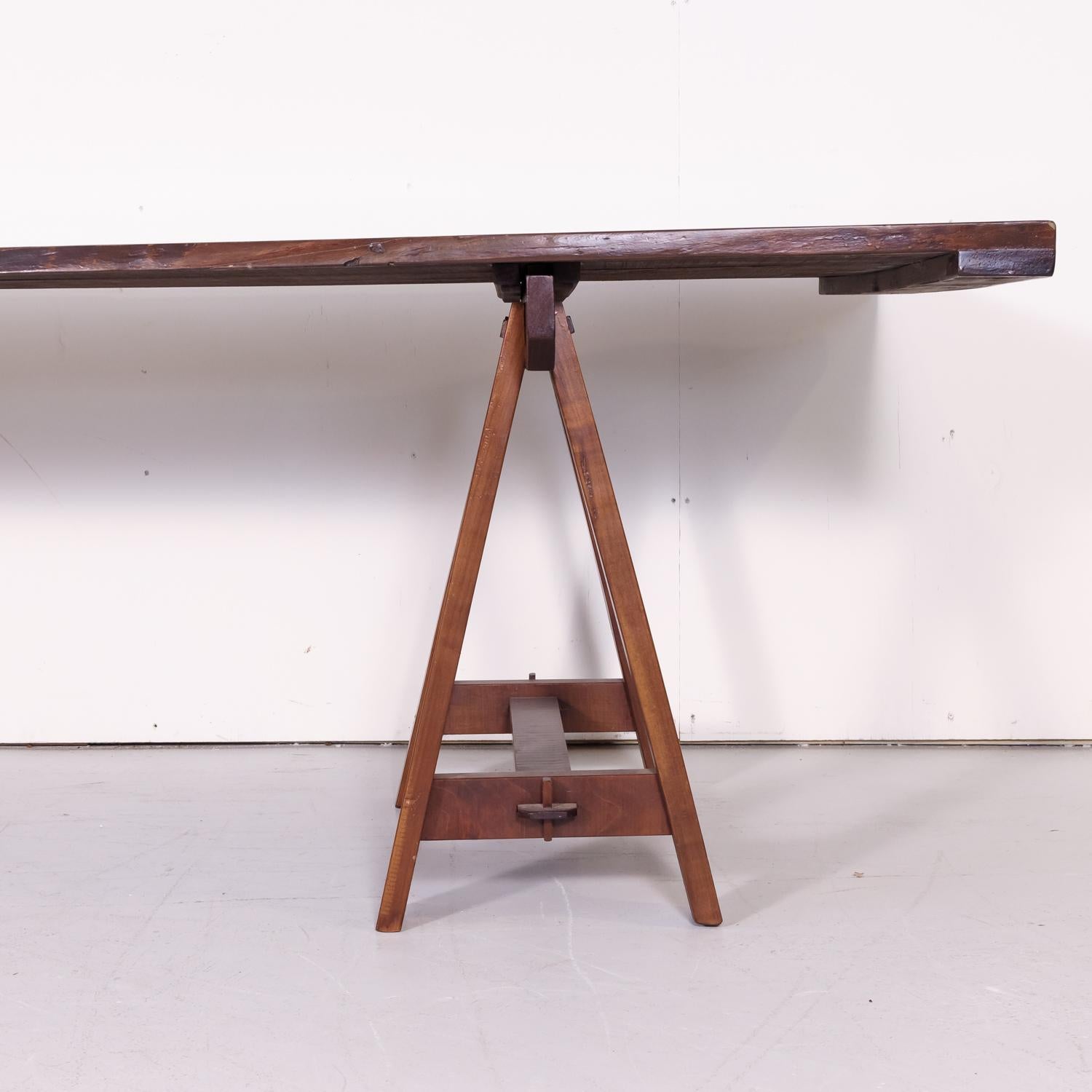 Trestle-Tisch aus aufgearbeitetem französischem Kirschbaumholz mit natürlicher Kante aus dem 19. Jahrhundert  1