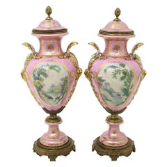 Impressionnante urne couverte en porcelaine montée en bronze doré, style Sèvres, du 19e siècle.