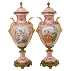 Impressionnante urne couverte en porcelaine montée en bronze doré, style Sèvres, du 19e siècle.
