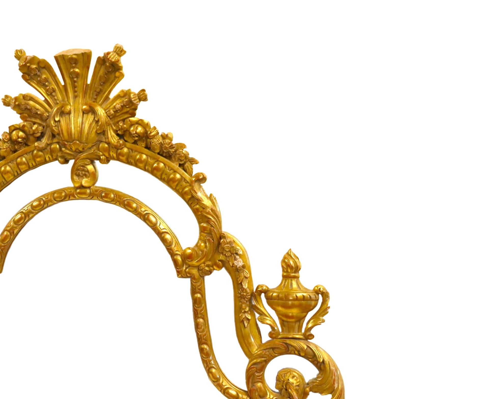 Louis XV Impressionnant miroir mural du 19ème siècle avec cadre sculpté à la main et décoré de dorures en vente