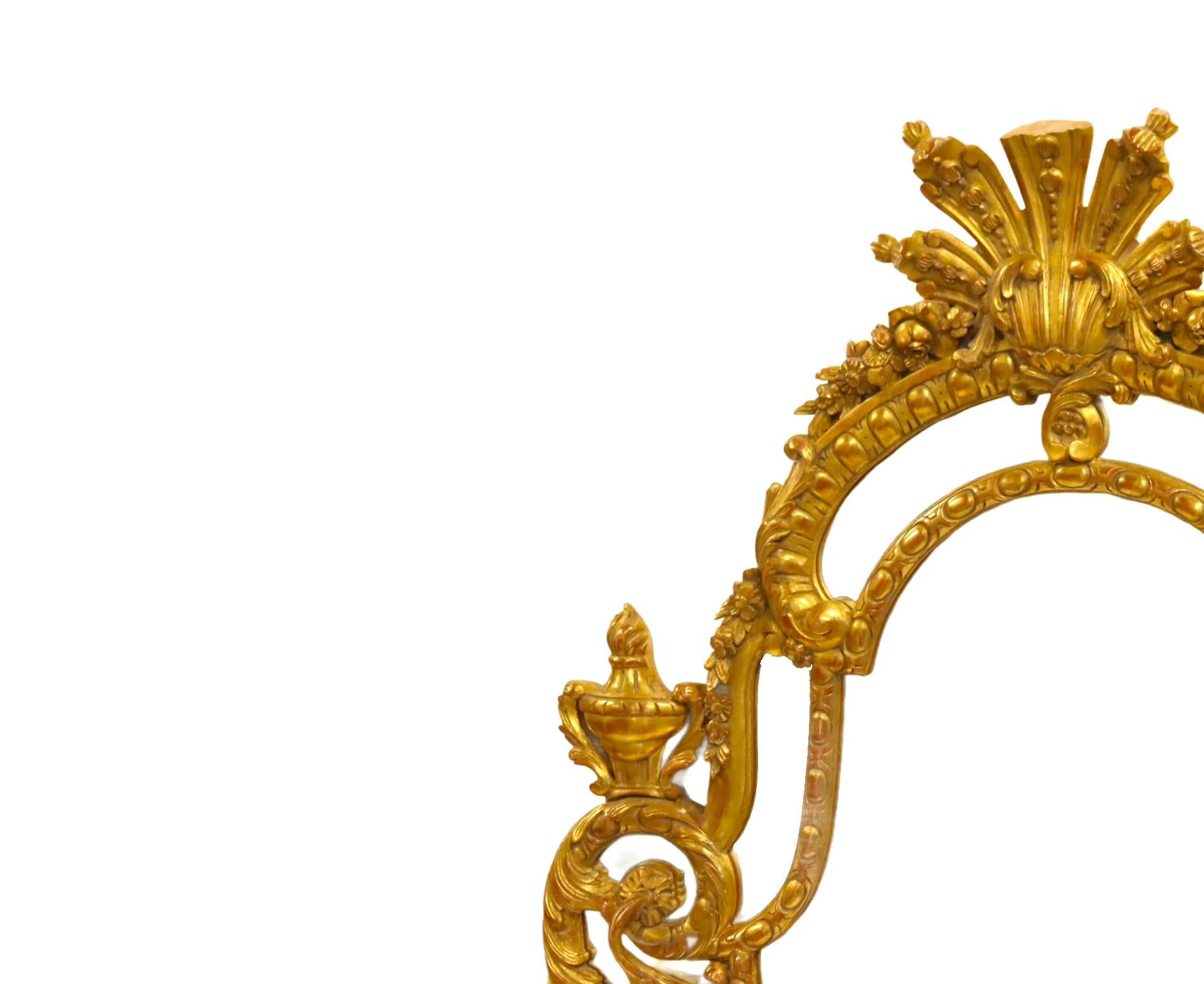 Sculpté à la main Impressionnant miroir mural du 19ème siècle avec cadre sculpté à la main et décoré de dorures en vente
