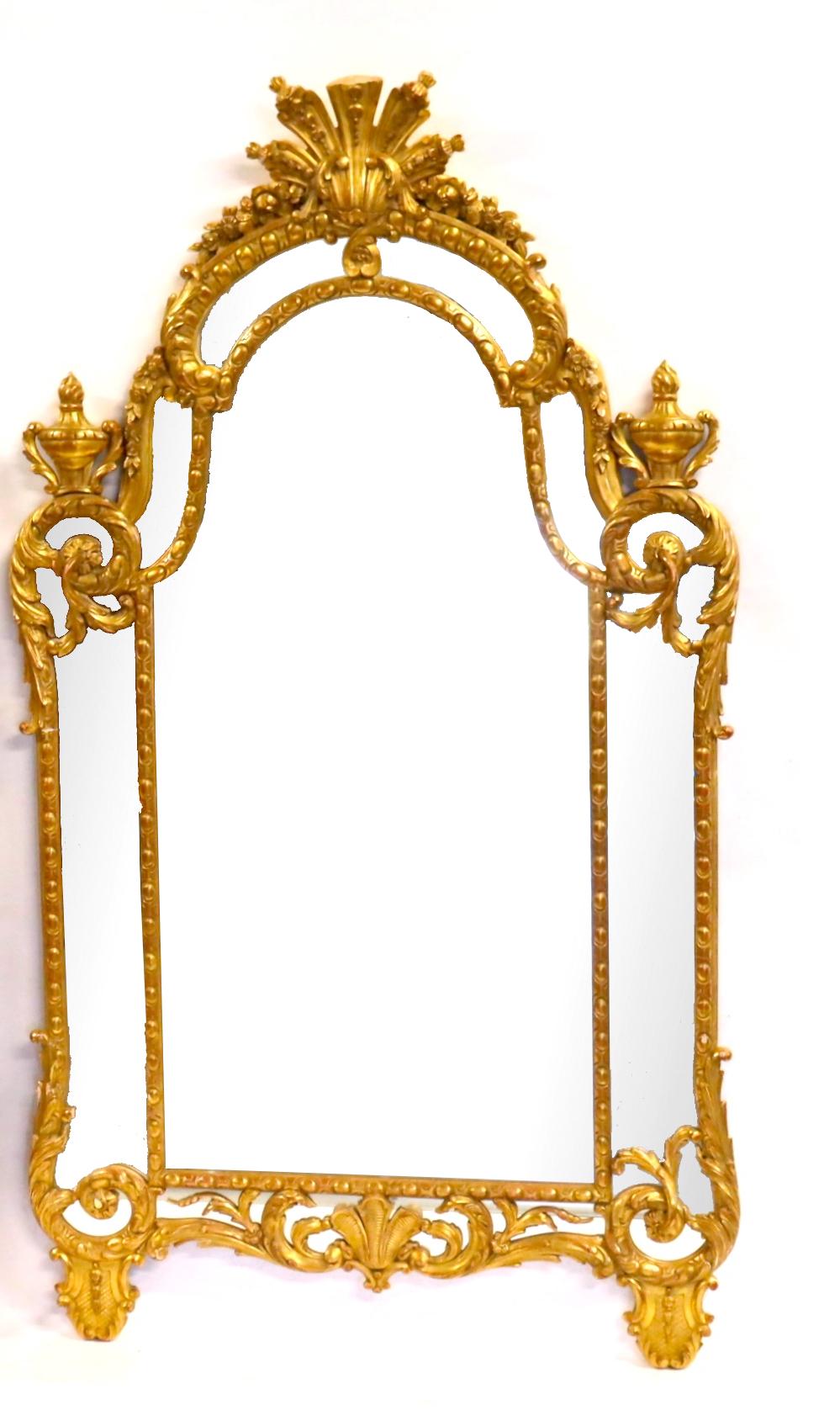 Milieu du XIXe siècle Impressionnant miroir mural du 19ème siècle avec cadre sculpté à la main et décoré de dorures en vente
