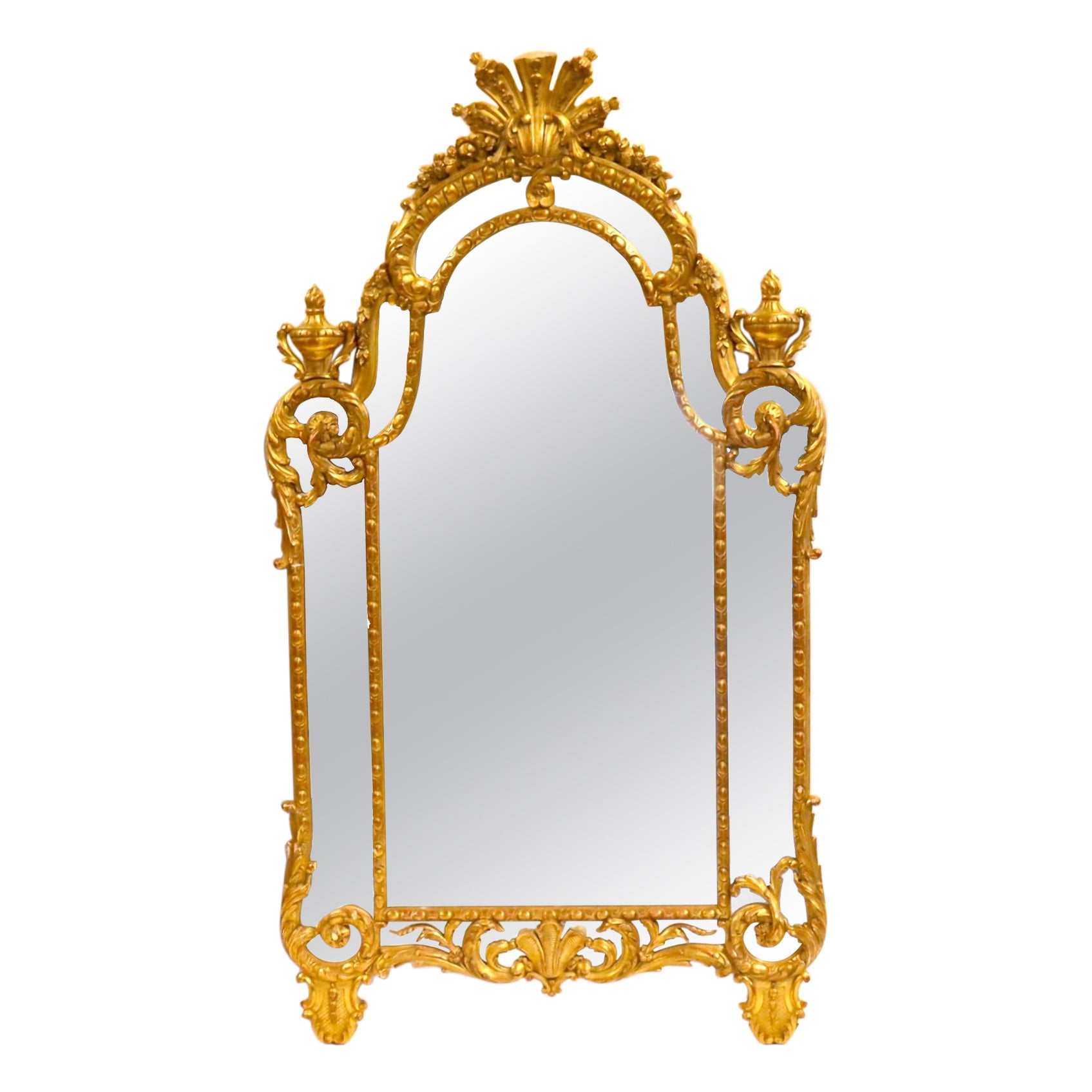 Impressionnant miroir mural du 19ème siècle avec cadre sculpté à la main et décoré de dorures
