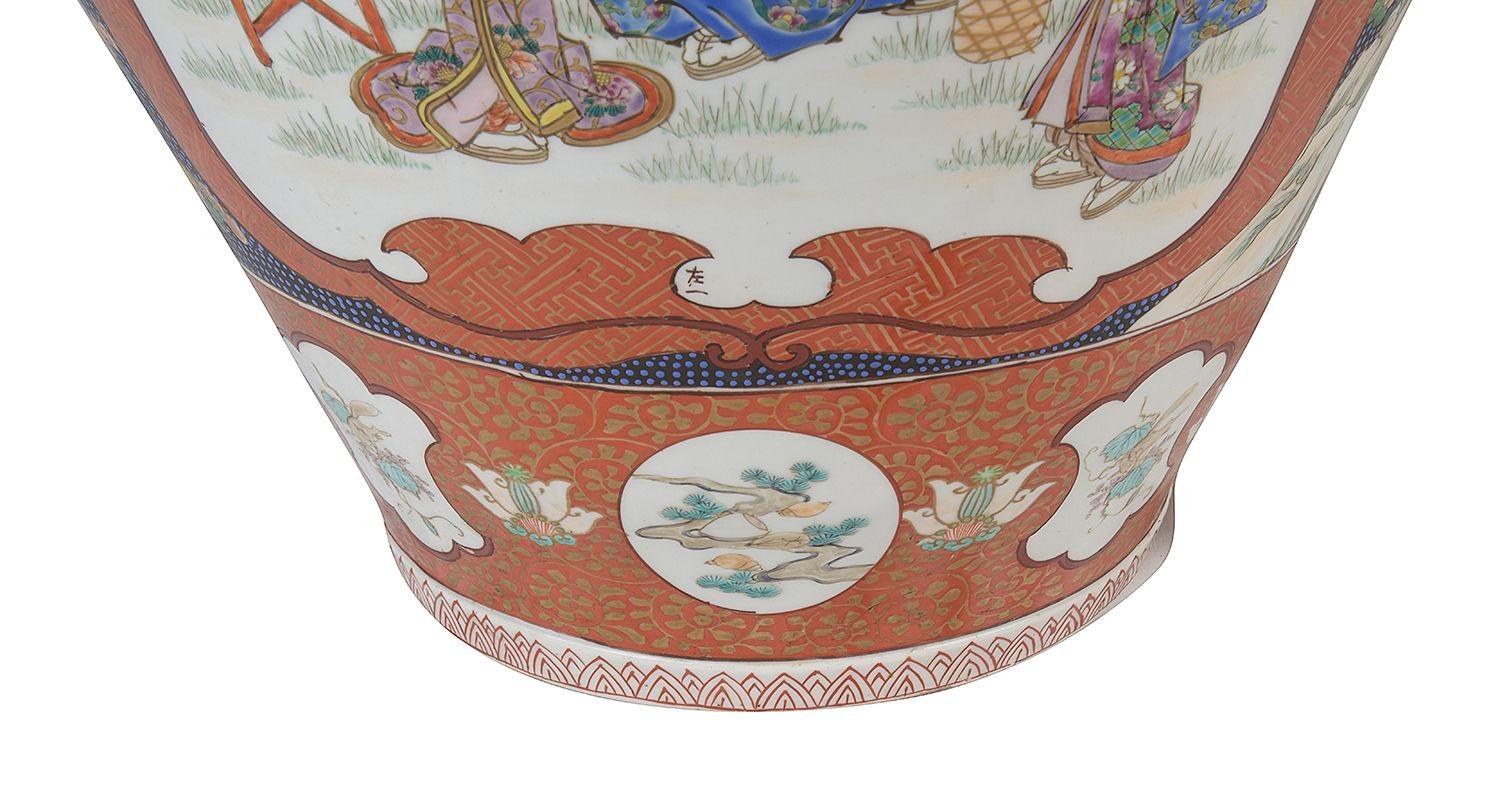 Impressive 19th Century Imari lidded vase For Sale 3