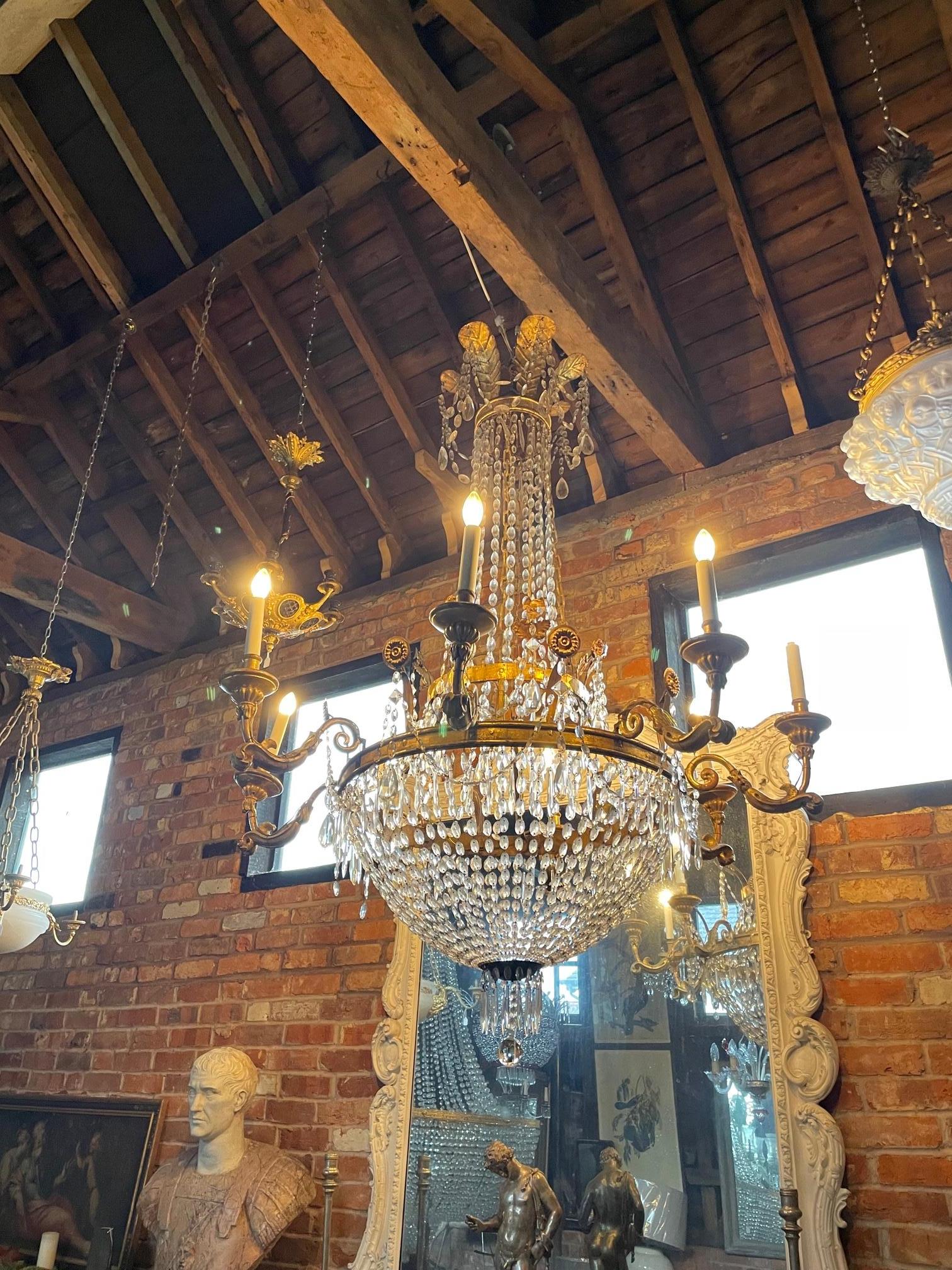 Impressive 19th Century Italian Gilt Carved Wood and Cut Glass Chandelier  For Sale 7